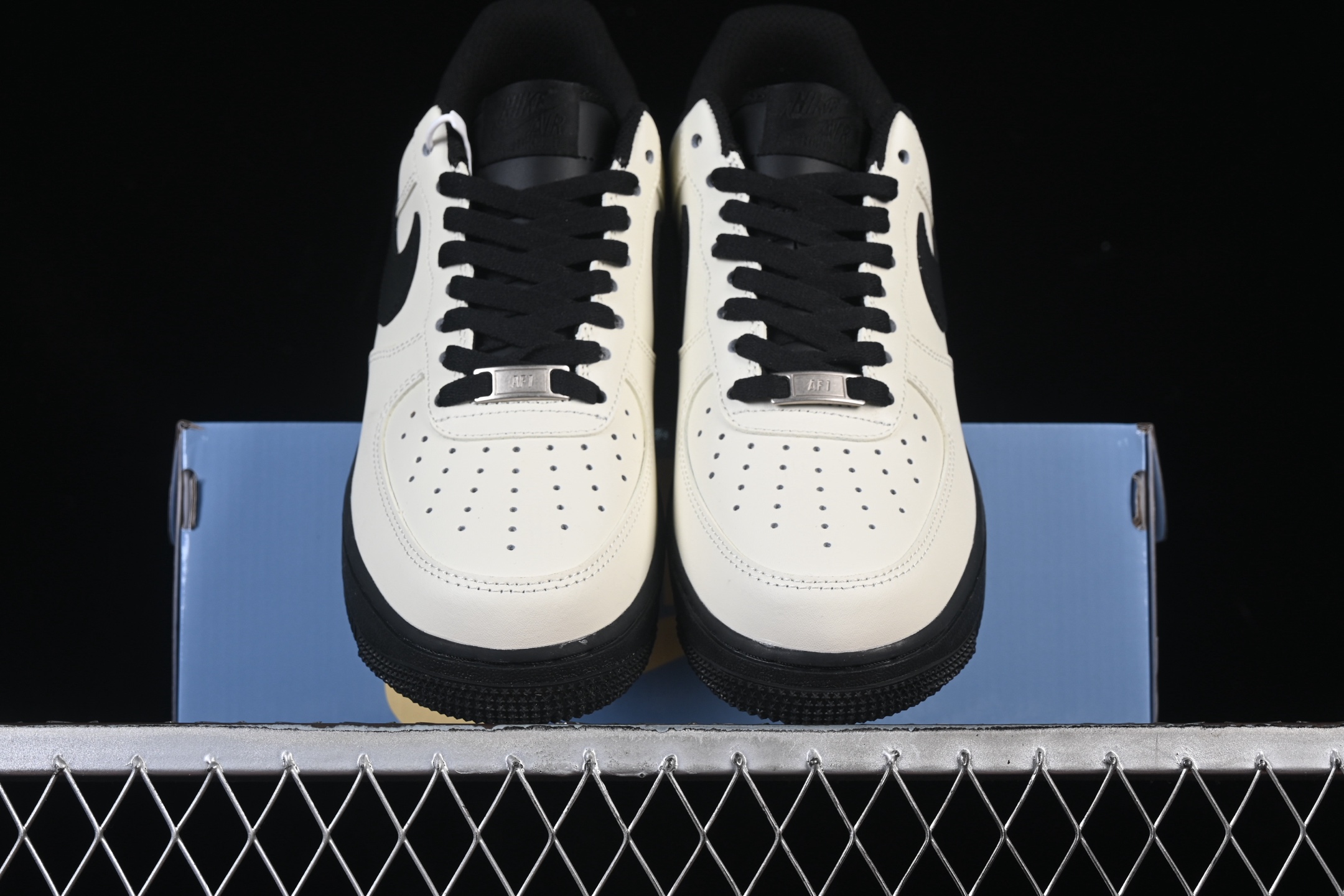 💰300纯原
Nike Air Force 1'07 Low 二次元主题 米黑 空军一号低帮休闲板鞋 ZH0316-143
#定制皮料 原厂3D打印 定制鞋盒 原楦原纸板 纯正空军版型 内置全掌气垫
尺码：36 36.5 37.5 38 38.5 39 40 40.5 41 42 42.5 43 44 44.5 45 9.D4