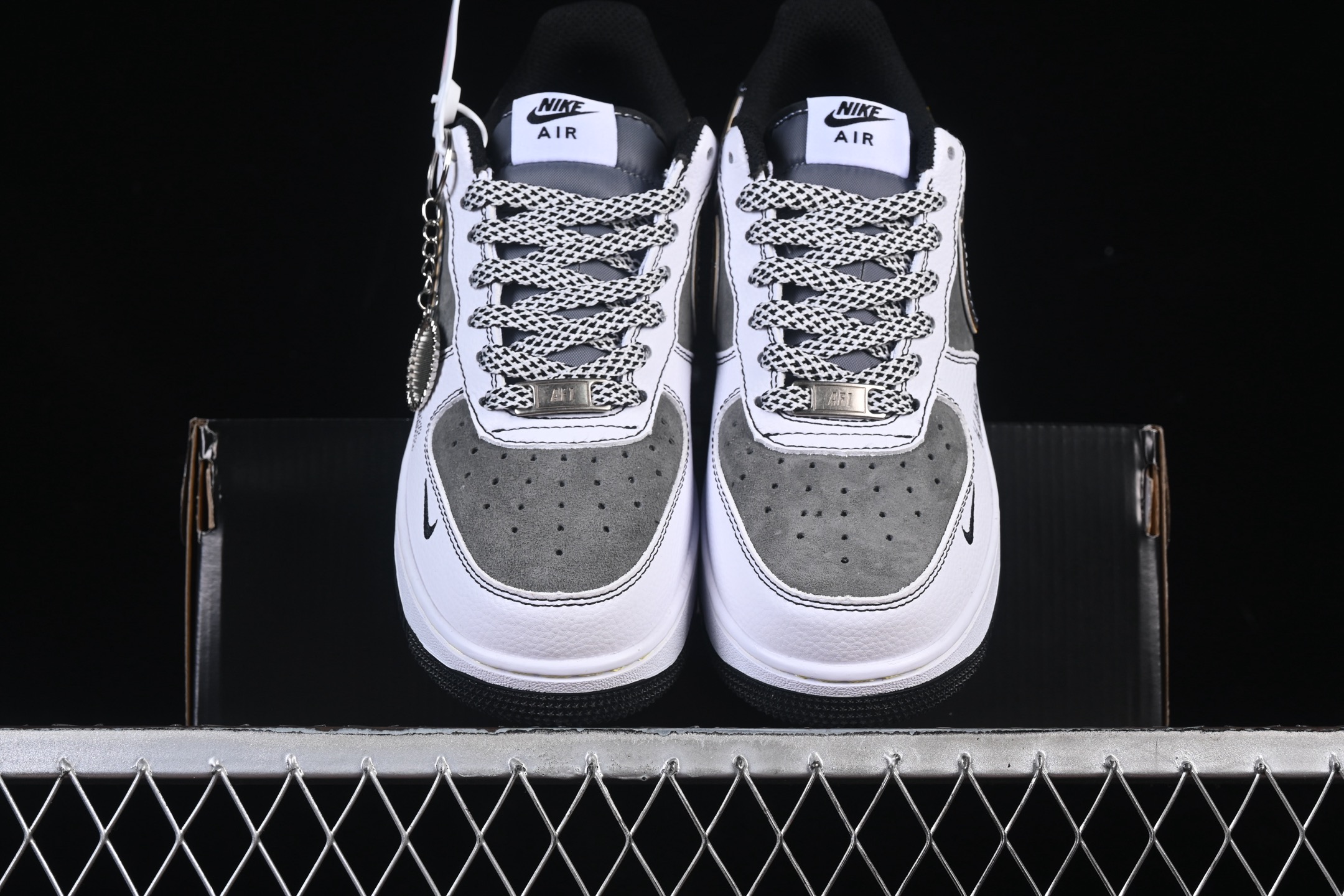 💰300纯原
Nike Air Force 1'07 Low Supreme联名 白灰黄边勾 空军一号低帮休闲板鞋 XZ6188-259
#原楦头原纸板 原装鞋盒 定制五金配件 内置全掌气垫 原厂鞋底
尺码：36 36.5 37.5 38 38.5 39 40 40.5 41 42 42.5 43 44 44.5 45 9.D4