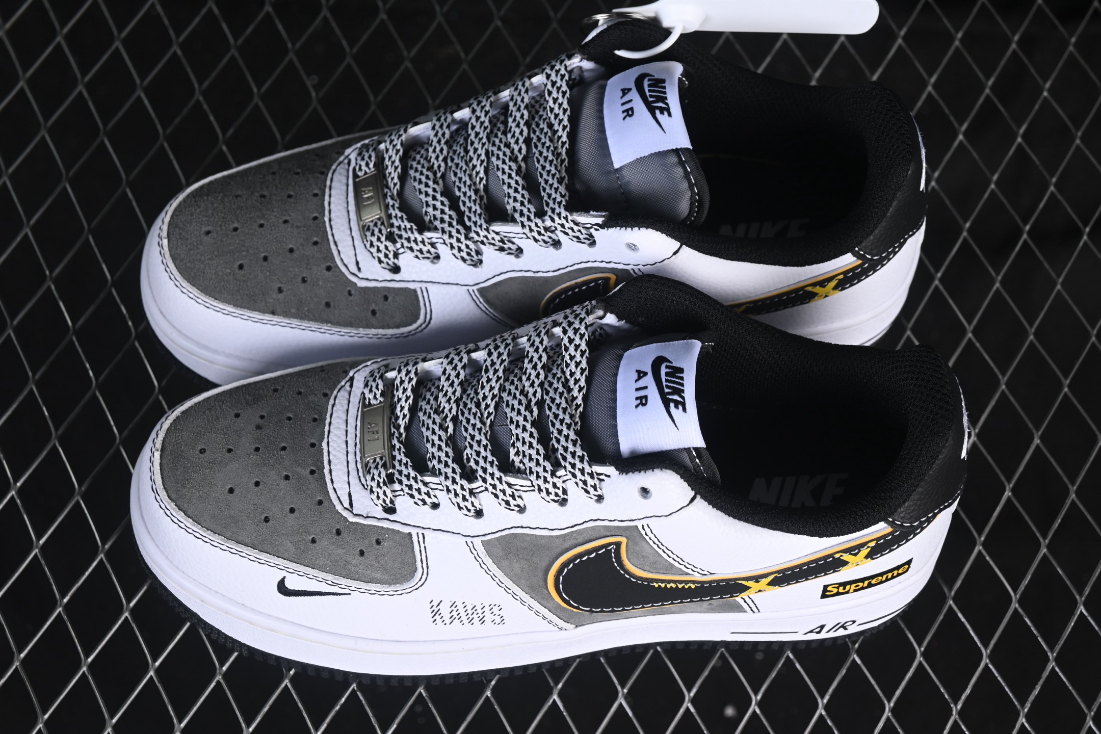 💰300纯原
Nike Air Force 1'07 Low Supreme联名 白灰黄边勾 空军一号低帮休闲板鞋 XZ6188-259
#原楦头原纸板 原装鞋盒 定制五金配件 内置全掌气垫 原厂鞋底
尺码：36 36.5 37.5 38 38.5 39 40 40.5 41 42 42.5 43 44 44.5 45 9.D4