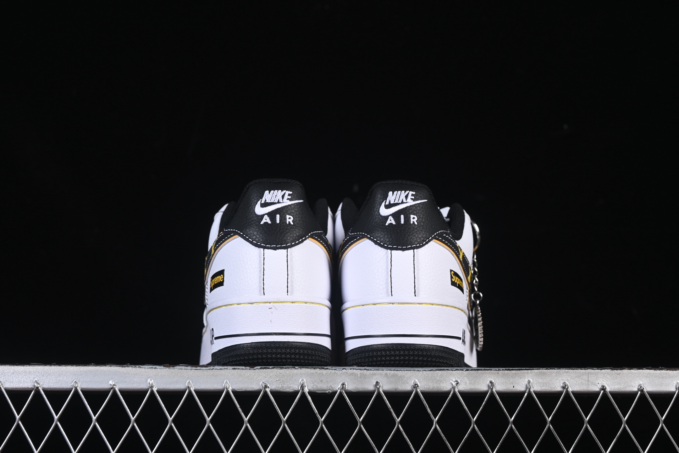 💰300纯原
Nike Air Force 1'07 Low Supreme联名 白灰黄边勾 空军一号低帮休闲板鞋 XZ6188-259
#原楦头原纸板 原装鞋盒 定制五金配件 内置全掌气垫 原厂鞋底
尺码：36 36.5 37.5 38 38.5 39 40 40.5 41 42 42.5 43 44 44.5 45 9.D4