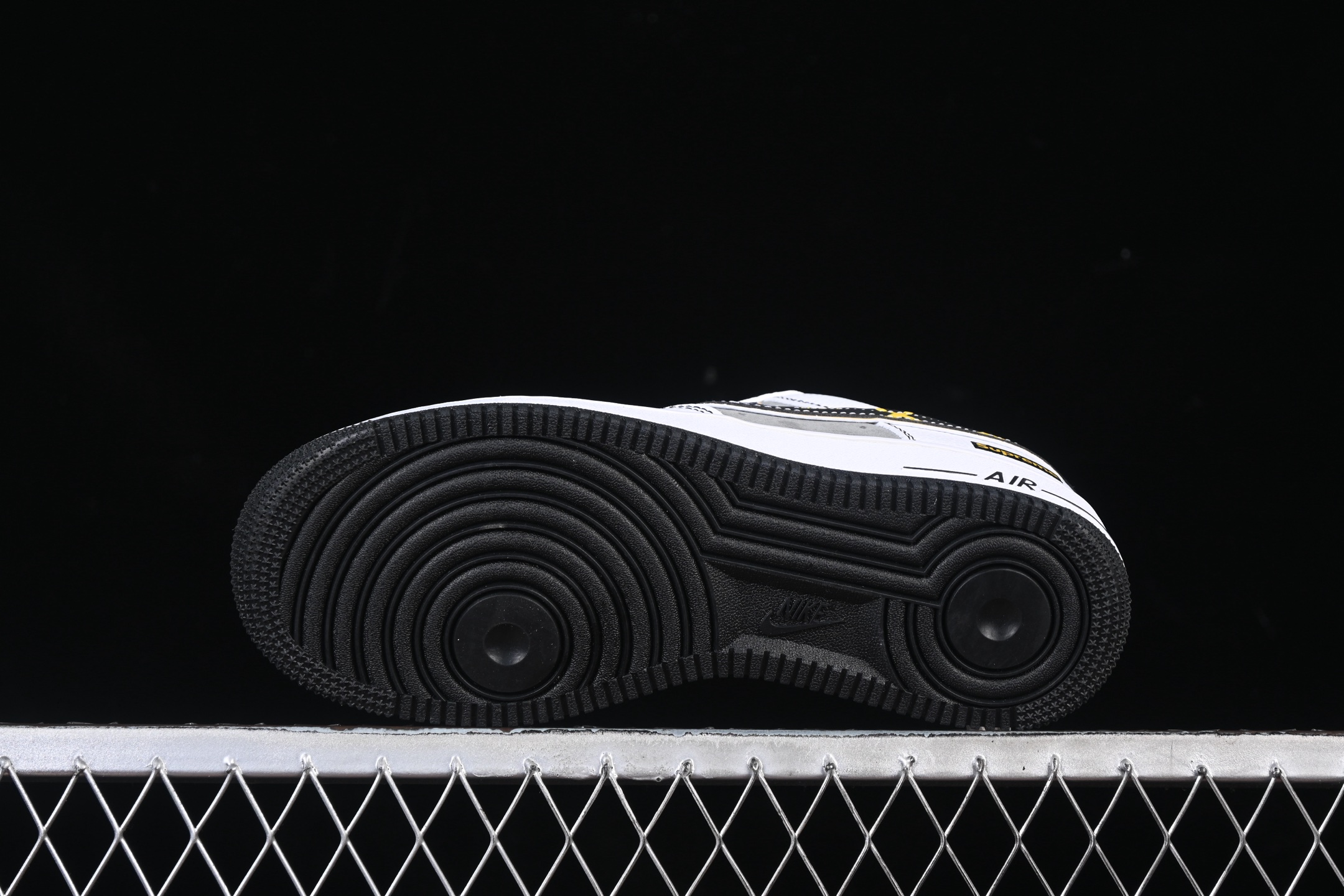 💰300纯原
Nike Air Force 1'07 Low Supreme联名 白灰黄边勾 空军一号低帮休闲板鞋 XZ6188-259
#原楦头原纸板 原装鞋盒 定制五金配件 内置全掌气垫 原厂鞋底
尺码：36 36.5 37.5 38 38.5 39 40 40.5 41 42 42.5 43 44 44.5 45 9.D4