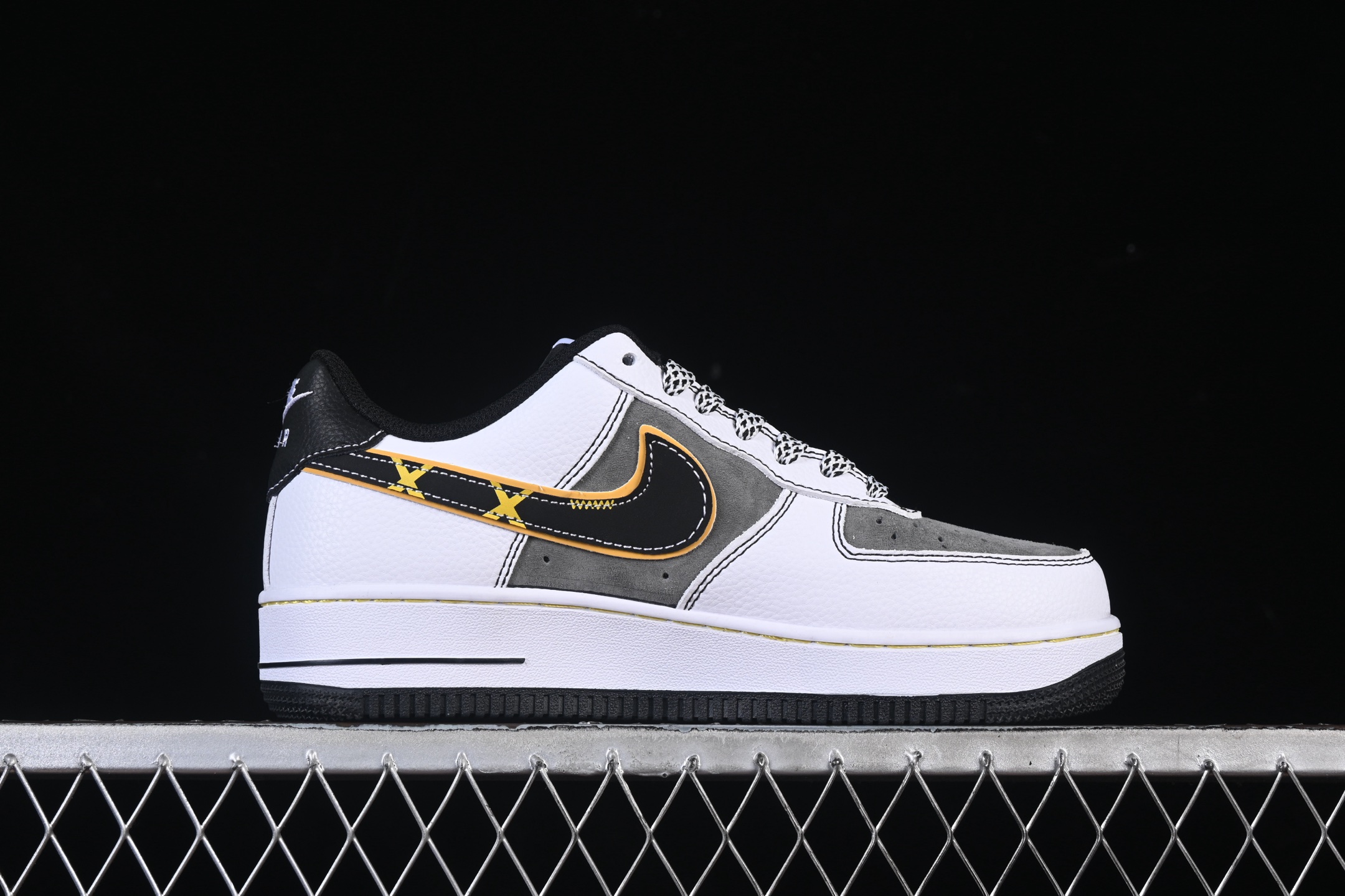 💰300纯原
Nike Air Force 1'07 Low Supreme联名 白灰黄边勾 空军一号低帮休闲板鞋 XZ6188-259
#原楦头原纸板 原装鞋盒 定制五金配件 内置全掌气垫 原厂鞋底
尺码：36 36.5 37.5 38 38.5 39 40 40.5 41 42 42.5 43 44 44.5 45 9.D4