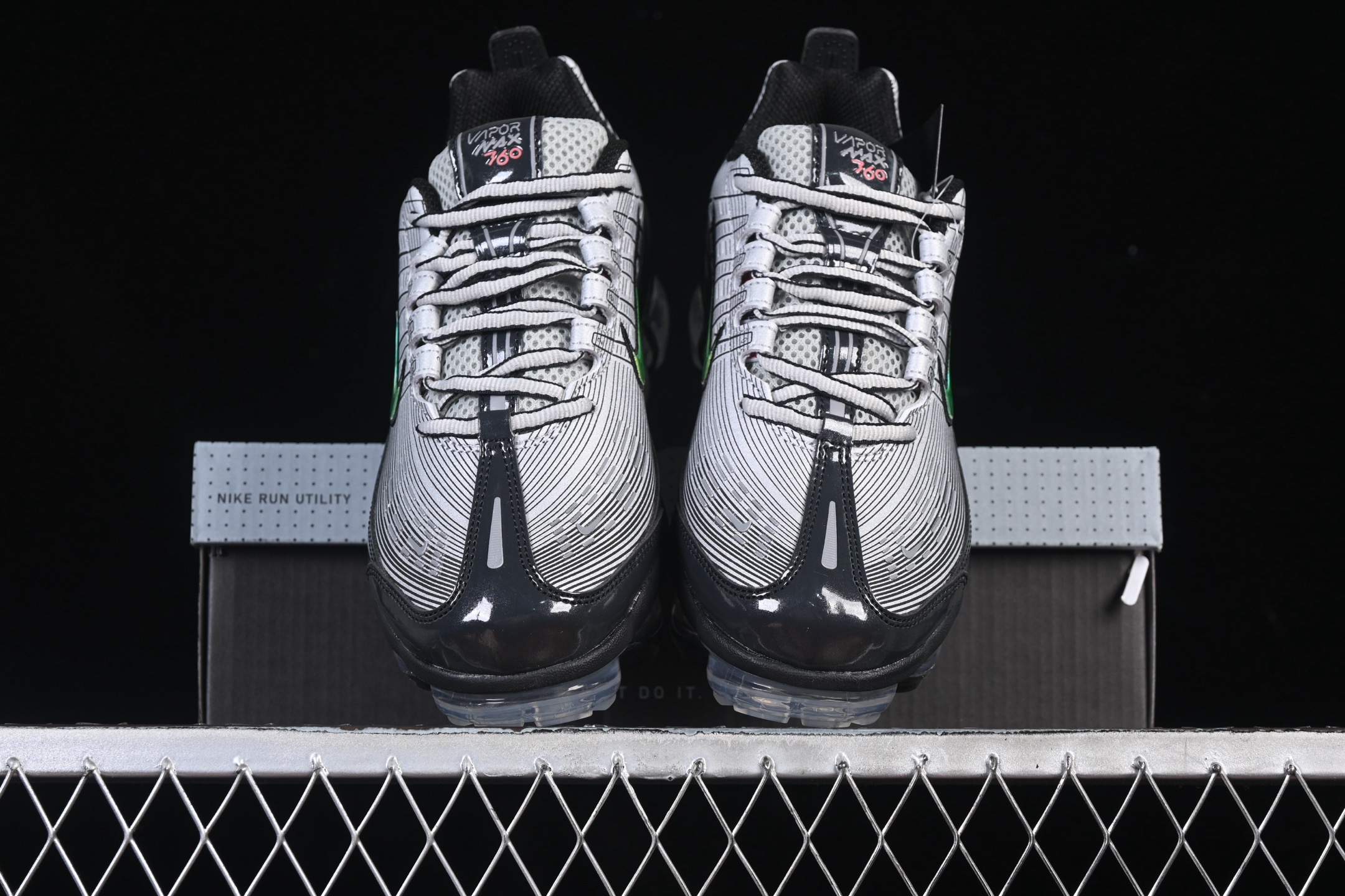 Nike Air Vapormax 360 全掌大气垫透气跑步鞋 CK2718-004#鞋面依旧延续经典