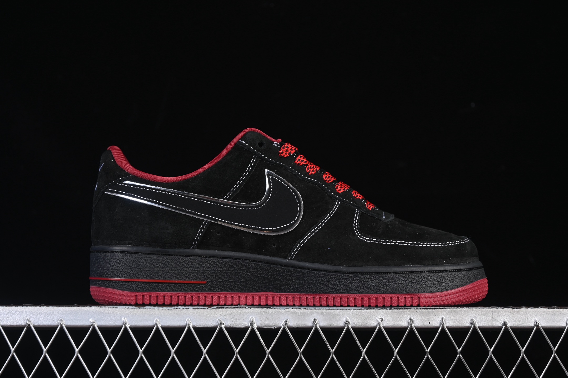 💰300纯原
 Nike Air Force 1 '07 Low 斯图西联名 磨砂黑 空军一号低帮休闲板鞋 SY1388-009
#原楦头原纸板 原装鞋盒 定制五金配件 内置全掌气垫 原厂鞋底 
尺码：36 36.5 37.5 38 38.5 39 40 40.5 41 42 42.5 43 44 44.5 45 9.D4