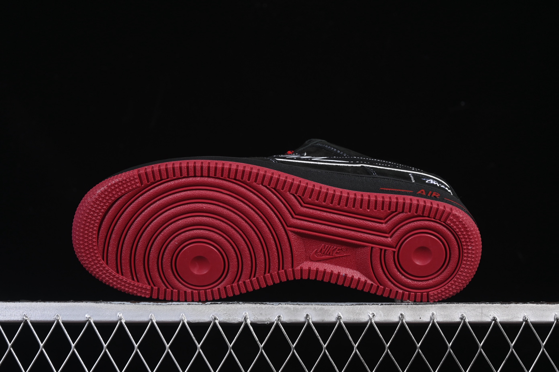 💰300纯原
 Nike Air Force 1 '07 Low 斯图西联名 磨砂黑 空军一号低帮休闲板鞋 SY1388-009
#原楦头原纸板 原装鞋盒 定制五金配件 内置全掌气垫 原厂鞋底 
尺码：36 36.5 37.5 38 38.5 39 40 40.5 41 42 42.5 43 44 44.5 45 9.D4