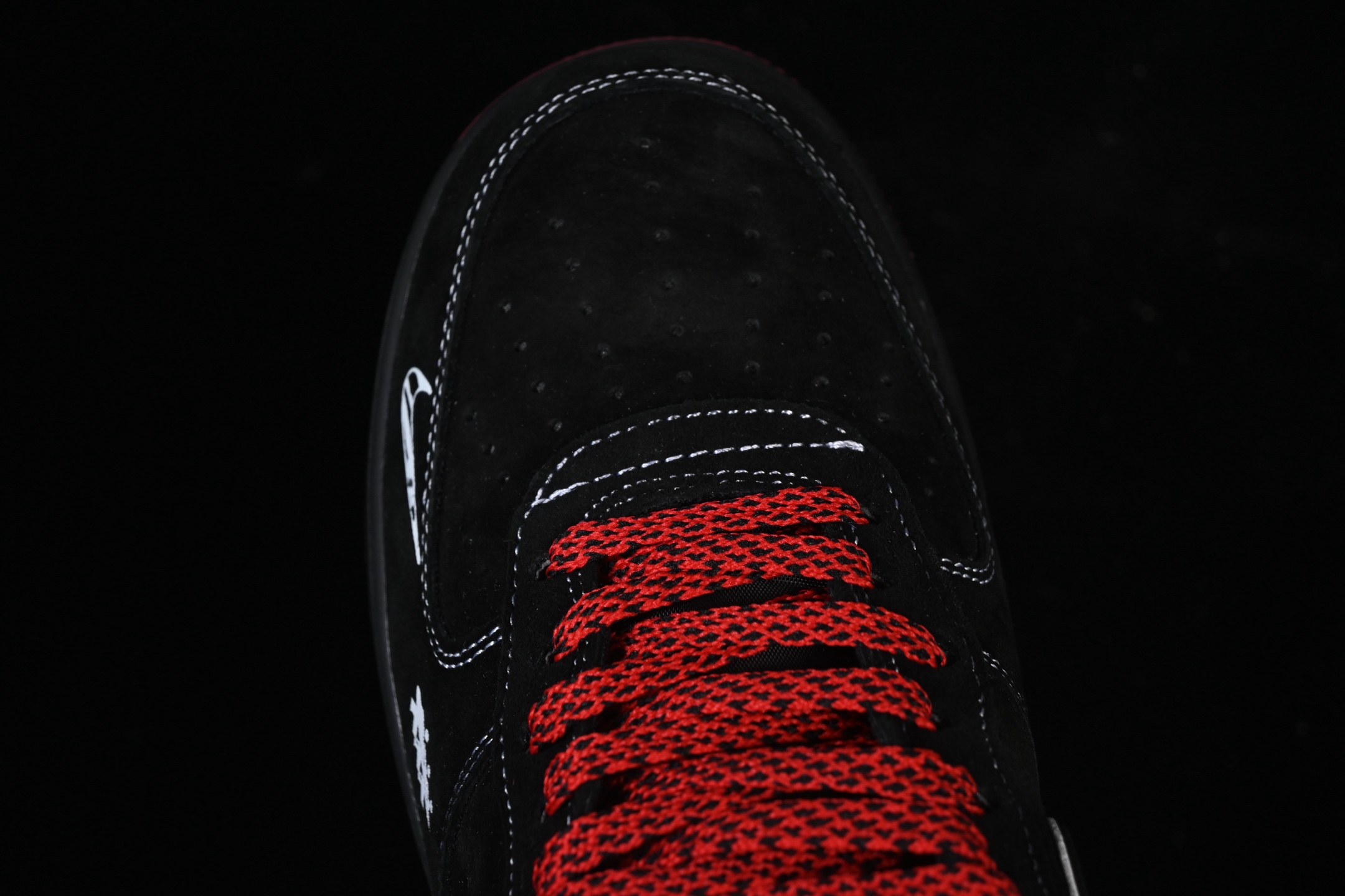 💰300纯原
 Nike Air Force 1 '07 Low 斯图西联名 磨砂黑 空军一号低帮休闲板鞋 SY1388-009
#原楦头原纸板 原装鞋盒 定制五金配件 内置全掌气垫 原厂鞋底 
尺码：36 36.5 37.5 38 38.5 39 40 40.5 41 42 42.5 43 44 44.5 45 9.D4