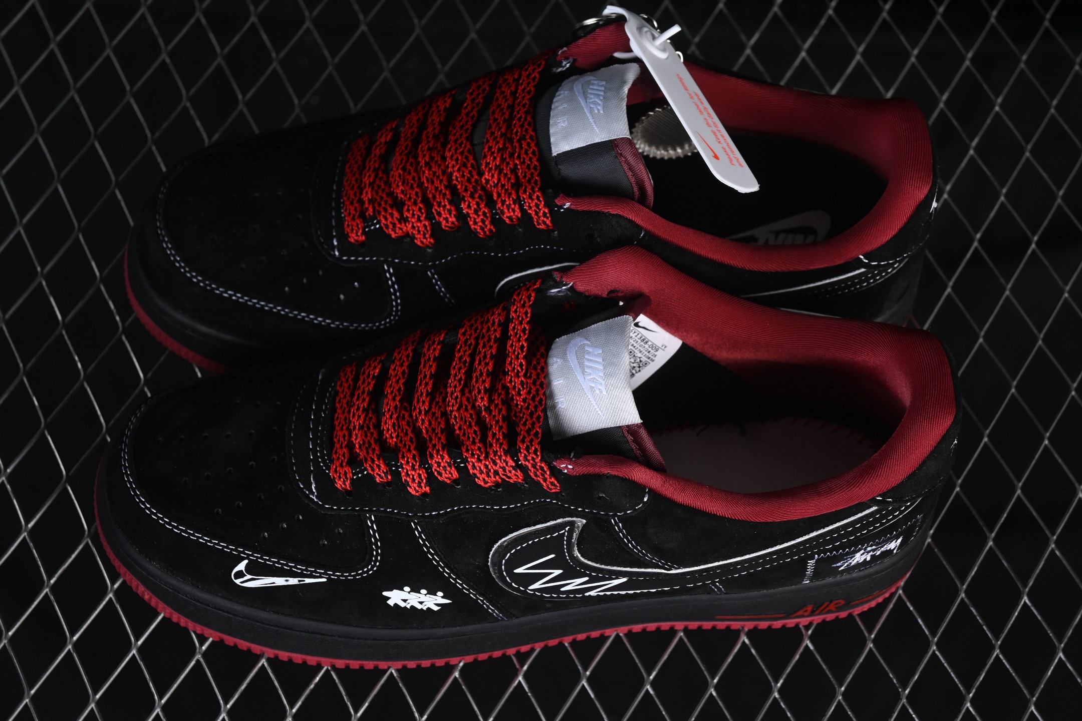 💰300纯原
 Nike Air Force 1 '07 Low 斯图西联名 磨砂黑 空军一号低帮休闲板鞋 SY1388-009
#原楦头原纸板 原装鞋盒 定制五金配件 内置全掌气垫 原厂鞋底 
尺码：36 36.5 37.5 38 38.5 39 40 40.5 41 42 42.5 43 44 44.5 45 9.D4