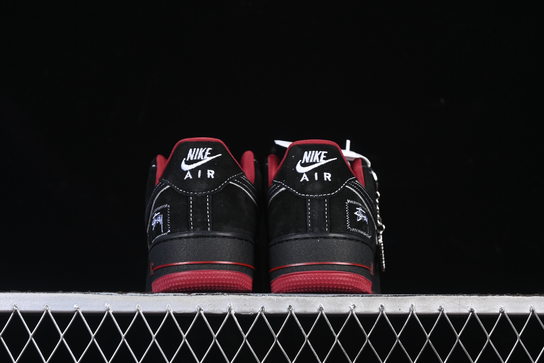 💰300纯原
 Nike Air Force 1 '07 Low 斯图西联名 磨砂黑 空军一号低帮休闲板鞋 SY1388-009
#原楦头原纸板 原装鞋盒 定制五金配件 内置全掌气垫 原厂鞋底 
尺码：36 36.5 37.5 38 38.5 39 40 40.5 41 42 42.5 43 44 44.5 45 9.D4