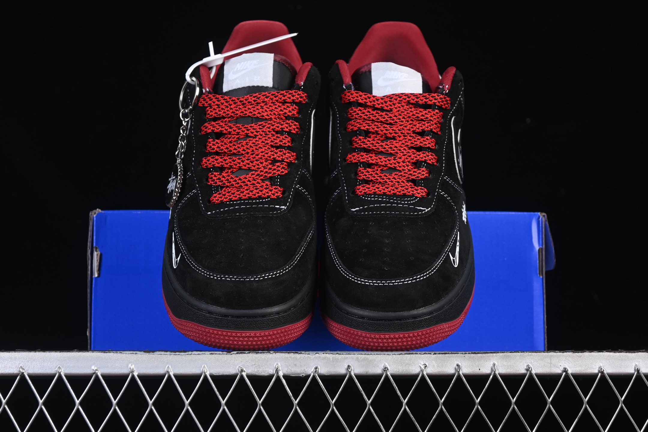 💰300纯原
 Nike Air Force 1 '07 Low 斯图西联名 磨砂黑 空军一号低帮休闲板鞋 SY1388-009
#原楦头原纸板 原装鞋盒 定制五金配件 内置全掌气垫 原厂鞋底 
尺码：36 36.5 37.5 38 38.5 39 40 40.5 41 42 42.5 43 44 44.5 45 9.D4