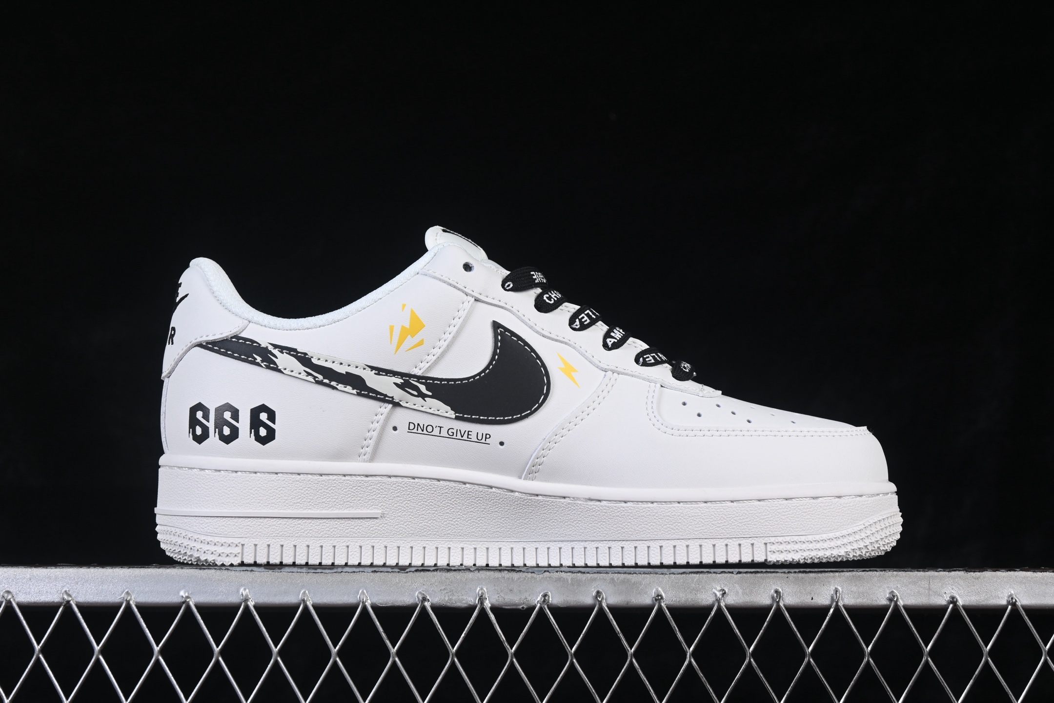 💰280纯原
 Nike Air Force 1 '07 Low 白黑条形码 空军一号低帮休闲板鞋 JP8028-072
#原楦头原纸板 原装鞋盒 定制五金配件 内置全掌气垫 原厂鞋底
尺码：36 36.5 37.5 38 38.5 39 40 40.5 41 42 42.5 43 44 44.5 45 9.D4