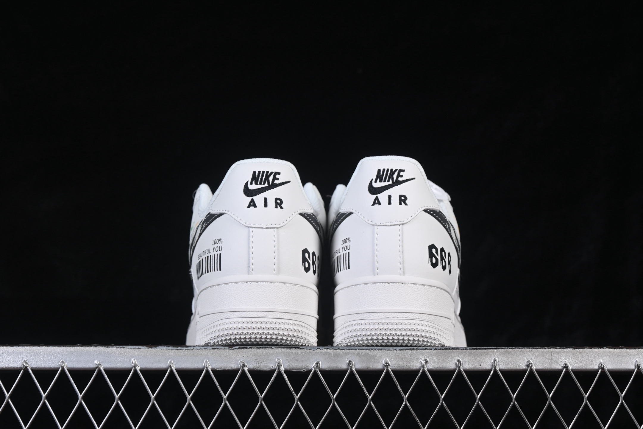 💰280纯原
 Nike Air Force 1 '07 Low 白黑条形码 空军一号低帮休闲板鞋 JP8028-072
#原楦头原纸板 原装鞋盒 定制五金配件 内置全掌气垫 原厂鞋底
尺码：36 36.5 37.5 38 38.5 39 40 40.5 41 42 42.5 43 44 44.5 45 9.D4