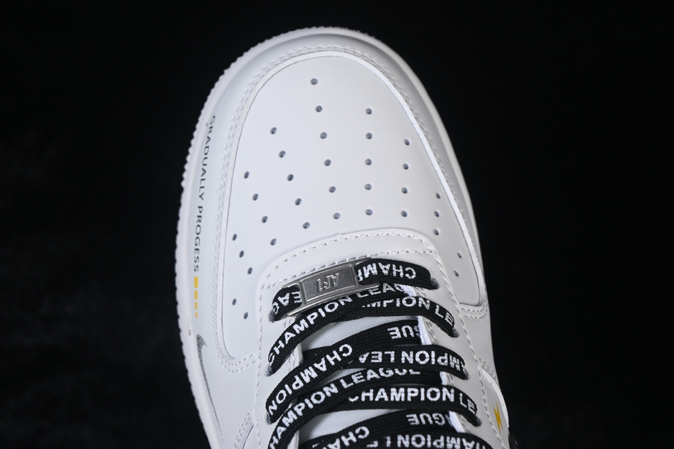 💰280纯原
 Nike Air Force 1 '07 Low 白黑条形码 空军一号低帮休闲板鞋 JP8028-072
#原楦头原纸板 原装鞋盒 定制五金配件 内置全掌气垫 原厂鞋底
尺码：36 36.5 37.5 38 38.5 39 40 40.5 41 42 42.5 43 44 44.5 45 9.D4