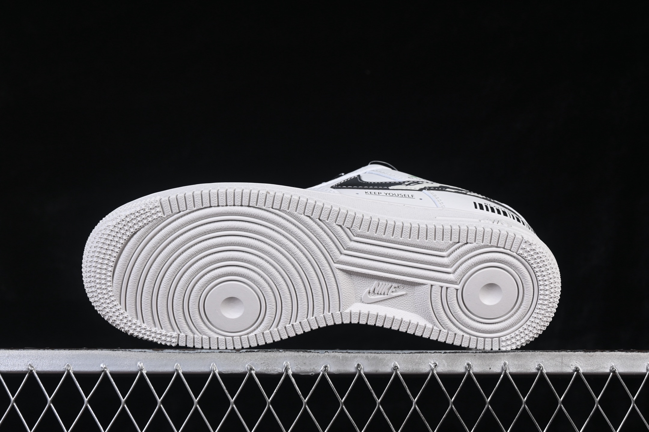 💰280纯原
 Nike Air Force 1 '07 Low 白黑条形码 空军一号低帮休闲板鞋 JP8028-072
#原楦头原纸板 原装鞋盒 定制五金配件 内置全掌气垫 原厂鞋底
尺码：36 36.5 37.5 38 38.5 39 40 40.5 41 42 42.5 43 44 44.5 45 9.D4