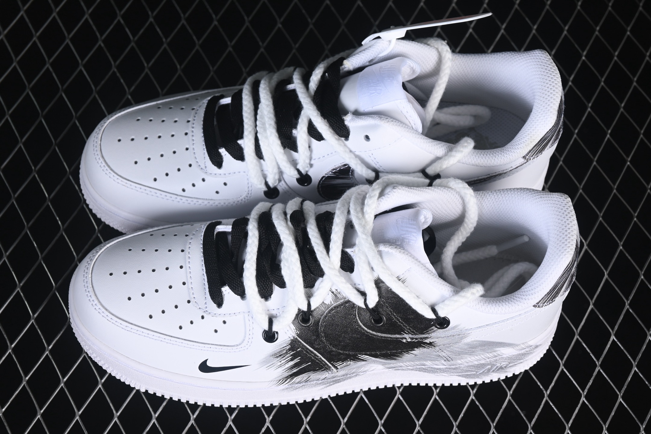 💰300纯原
Nike Air Force 1 '07 Low Smile 墨趣 空军一号低帮休闲板鞋 DD2025-010
#采用黑白主色调，鞋身带有极具艺术感的黑色涂鸦笔触设计，呈现出“黑色风暴”的视觉效果，同时搭配黑白撞色鞋带，潮流感与个性风格突出。
尺码：36 36.5 37.5 38 38.5 39 40 40.5 41 42 42.5 43 44 44.5 45 9.D4