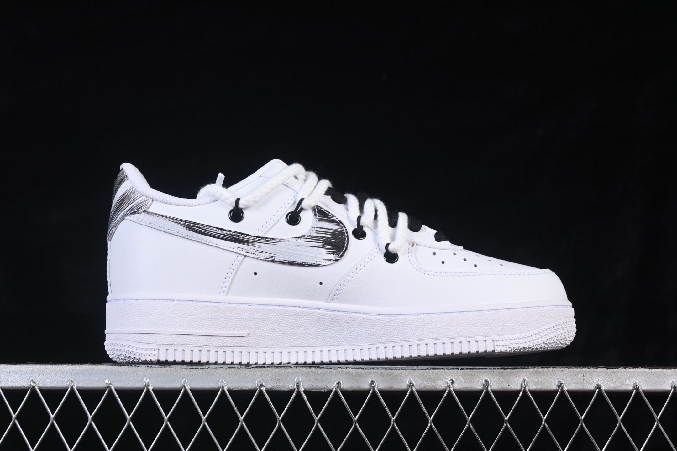💰300纯原
Nike Air Force 1 '07 Low Smile 墨趣 空军一号低帮休闲板鞋 DD2025-010
#采用黑白主色调，鞋身带有极具艺术感的黑色涂鸦笔触设计，呈现出“黑色风暴”的视觉效果，同时搭配黑白撞色鞋带，潮流感与个性风格突出。
尺码：36 36.5 37.5 38 38.5 39 40 40.5 41 42 42.5 43 44 44.5 45 9.D4