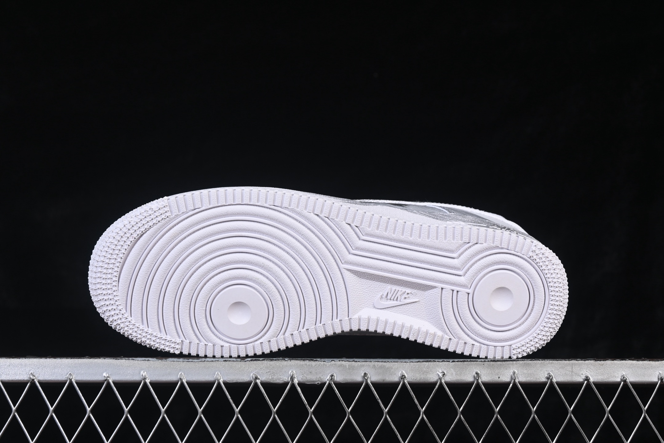 💰300纯原
Nike Air Force 1 '07 Low Smile 墨趣 空军一号低帮休闲板鞋 DD2025-010
#采用黑白主色调，鞋身带有极具艺术感的黑色涂鸦笔触设计，呈现出“黑色风暴”的视觉效果，同时搭配黑白撞色鞋带，潮流感与个性风格突出。
尺码：36 36.5 37.5 38 38.5 39 40 40.5 41 42 42.5 43 44 44.5 45 9.D4