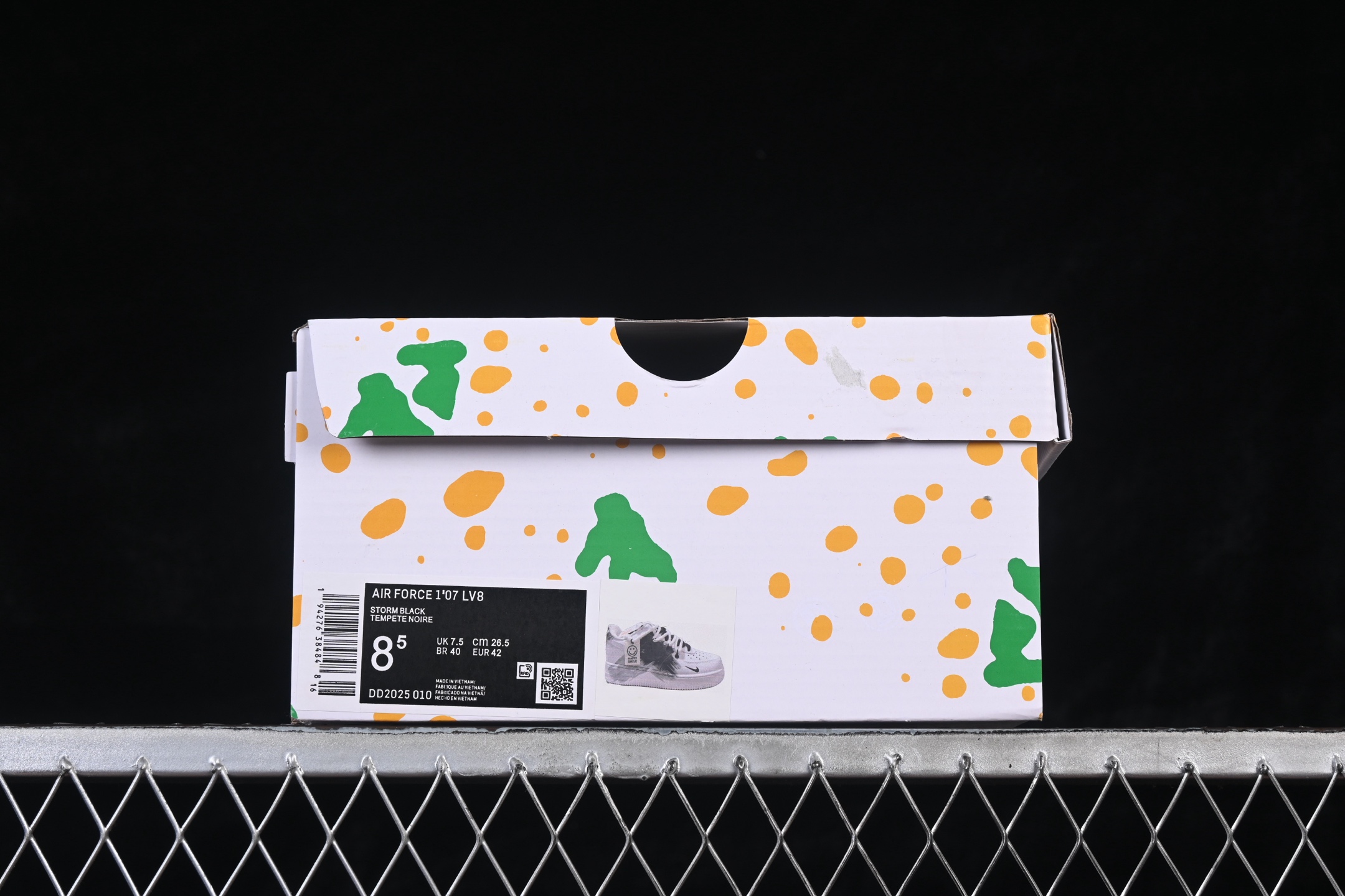 💰300纯原
Nike Air Force 1 '07 Low Smile 墨趣 空军一号低帮休闲板鞋 DD2025-010
#采用黑白主色调，鞋身带有极具艺术感的黑色涂鸦笔触设计，呈现出“黑色风暴”的视觉效果，同时搭配黑白撞色鞋带，潮流感与个性风格突出。
尺码：36 36.5 37.5 38 38.5 39 40 40.5 41 42 42.5 43 44 44.5 45 9.D4