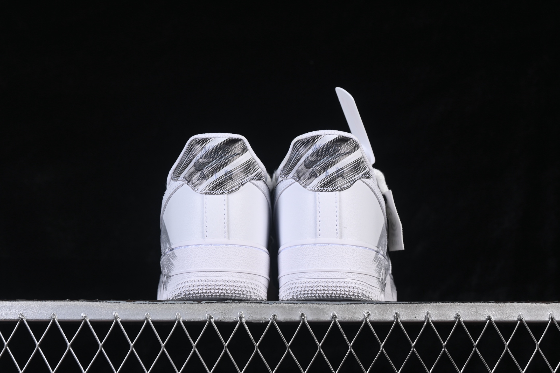 💰300纯原
Nike Air Force 1 '07 Low Smile 墨趣 空军一号低帮休闲板鞋 DD2025-010
#采用黑白主色调，鞋身带有极具艺术感的黑色涂鸦笔触设计，呈现出“黑色风暴”的视觉效果，同时搭配黑白撞色鞋带，潮流感与个性风格突出。
尺码：36 36.5 37.5 38 38.5 39 40 40.5 41 42 42.5 43 44 44.5 45 9.D4