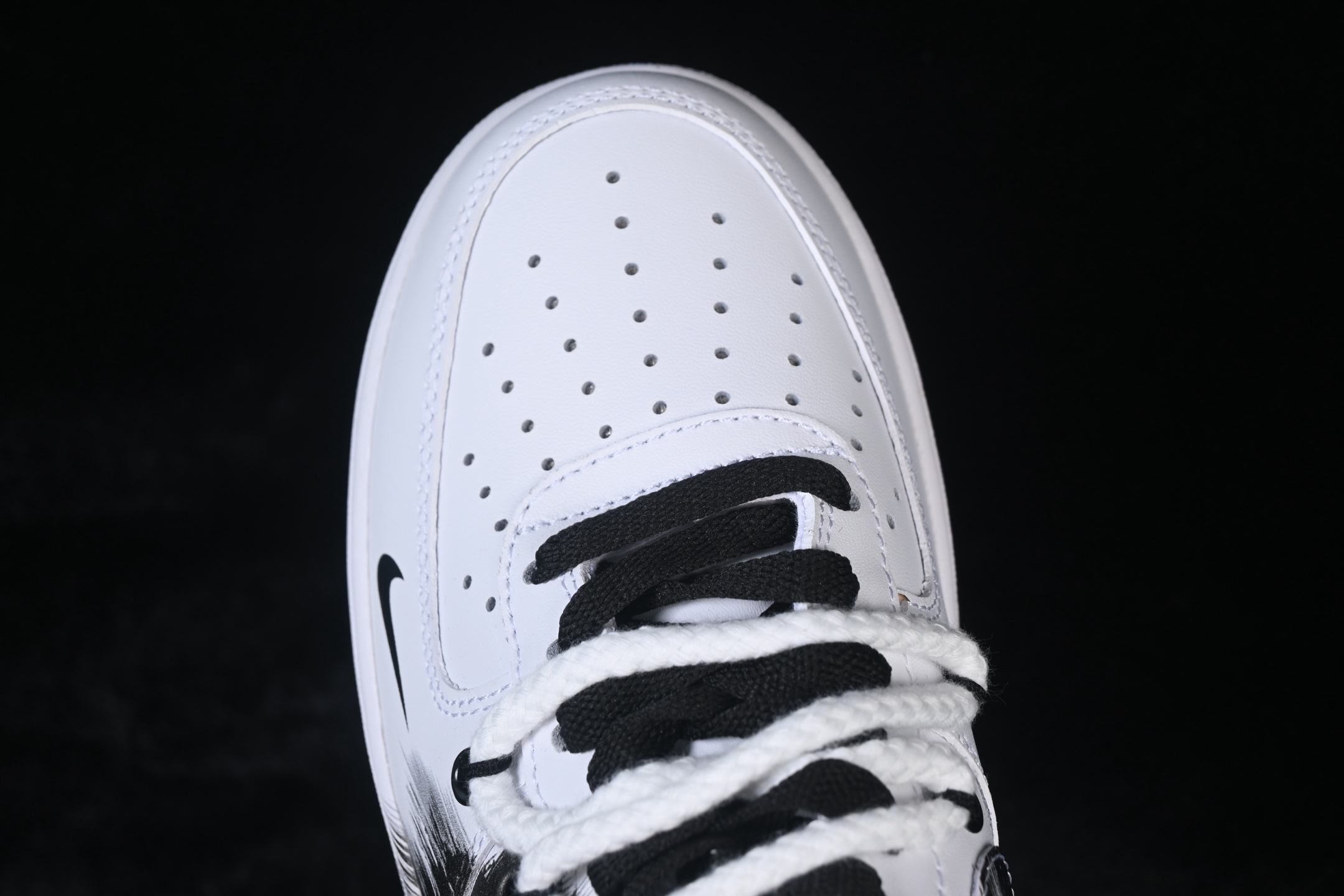 💰300纯原
Nike Air Force 1 '07 Low Smile 墨趣 空军一号低帮休闲板鞋 DD2025-010
#采用黑白主色调，鞋身带有极具艺术感的黑色涂鸦笔触设计，呈现出“黑色风暴”的视觉效果，同时搭配黑白撞色鞋带，潮流感与个性风格突出。
尺码：36 36.5 37.5 38 38.5 39 40 40.5 41 42 42.5 43 44 44.5 45 9.D4