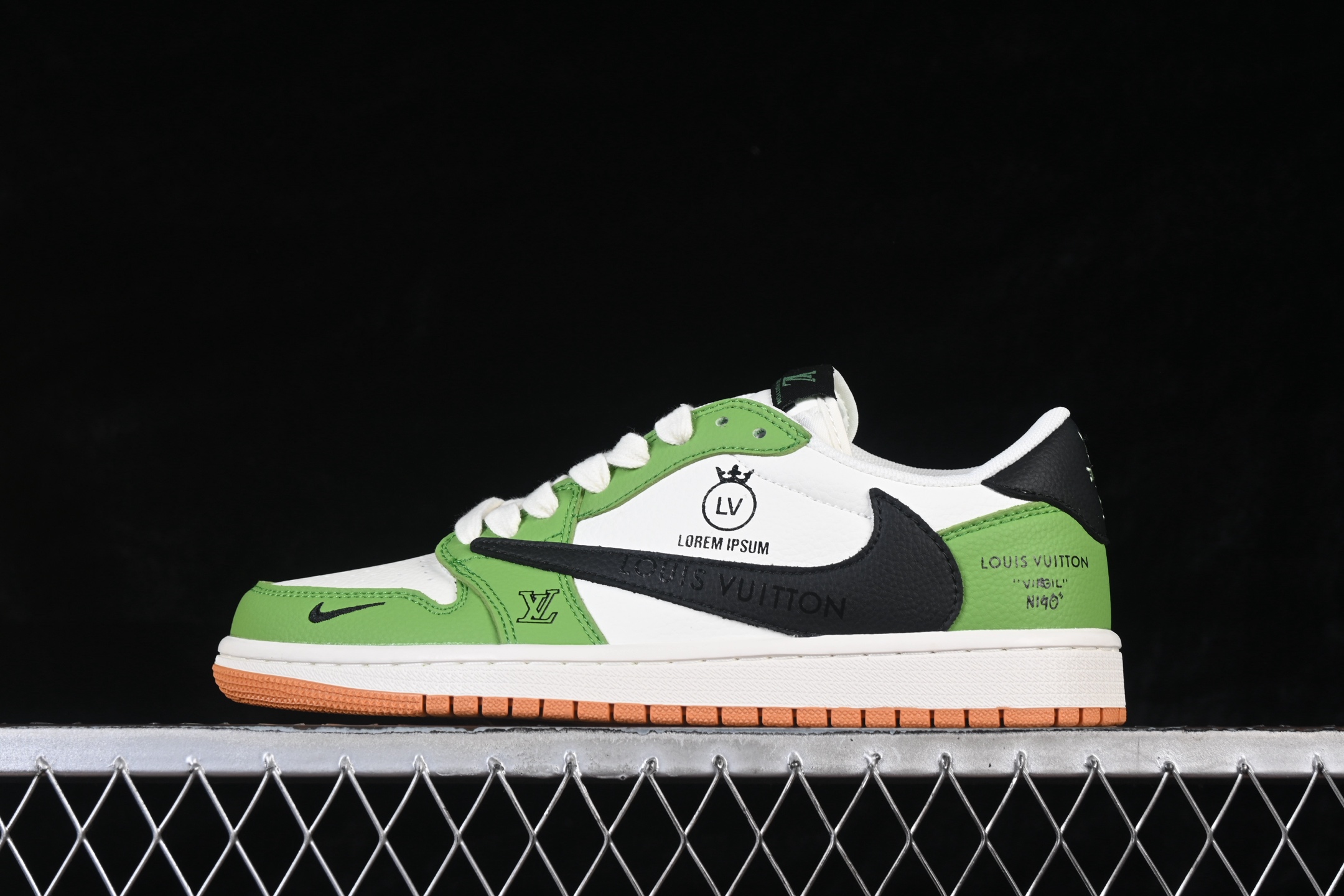 ￥280 Travis Scott x Fragment Design x Air Jordan 1 Low OG SP AJ1 乔1联名 白绿黑棕 低帮文化休闲板鞋 DZ2688-002
#多方联名合作融合了Travis Scott 独特的音乐风格，藤原浩个性的设计风格以及Jordan品牌的经典元素 使其成为一双具有独特身份和价值的鞋子 清新而立体的外观加上联名标识更突出了其独特身份 这种配色方案显示出活力和时尚感 在视觉上引人注目 鞋身的质感和细腻的细节处理使其显得高端而格调十足 这款“倒钩”联名是设计与创意完美结合 融合多方的个性风格是一款备受瞩目的潮流鞋款
尺码：36 36.5 37.5 38 38.5 39 40 40.5 41 42 42.5 43 44 44.5 45 9.E5