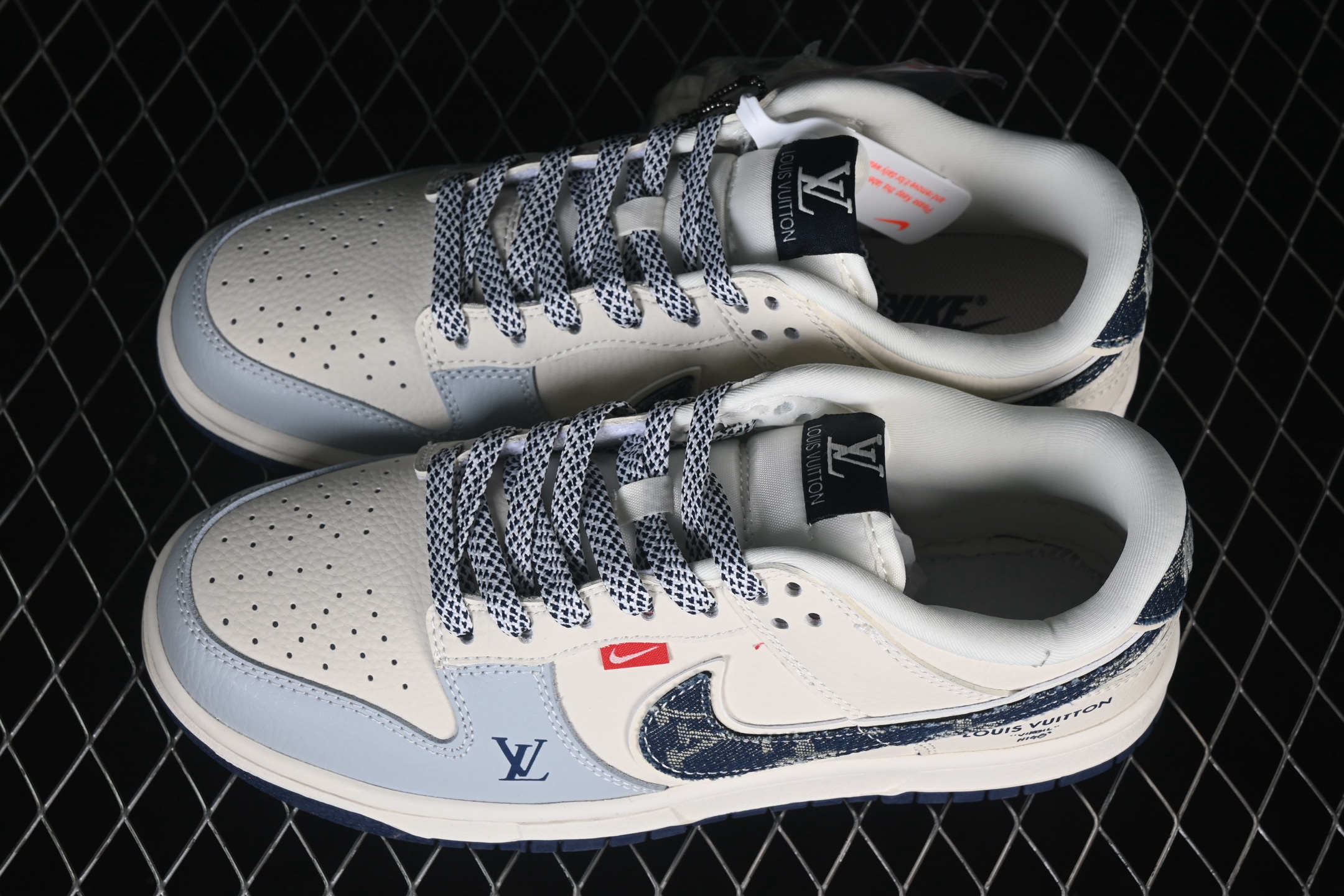 💰280公司级💰360纯原
 Nike SB Dunk Low LV联名 米灰蓝牛仔 周年高端定制 低帮休闲板鞋 DN3168-001
#定制鞋盒 大厂纯原品质出货 超高清洁度 皮料切割干净无任何毛边 细节完美 
尺码：36 36.5 37.5 38 38.5 39 40 40.5 41 42 42.5 43 44 44.5 45 9.E5