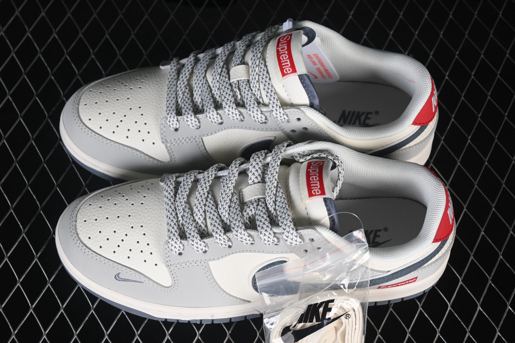 💰280公司级💰360纯原
 Nike SB Dunk Low Supreme联名 米灰红 周年高端定制 低帮休闲板鞋 JP1628-029
#定制鞋盒 大厂纯原品质出货 超高清洁度 皮料切割干净无任何毛边 细节完美 
尺码：36 36.5 37.5 38 38.5 39 40 40.5 41 42 42.5 43 44 44.5 45 9.E5