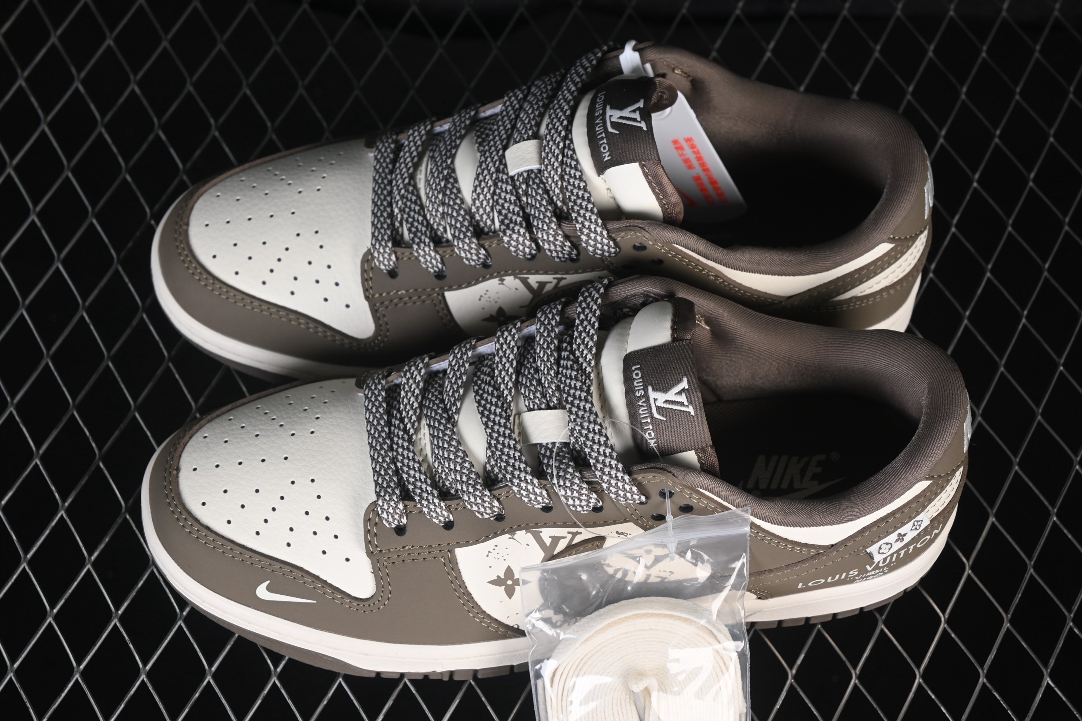 💰280公司级💰360纯原
 Nike SB Dunk Low 联名 奶茶米白 高端定制 低帮休闲板鞋 XD1588-239
#定制鞋盒 大厂纯原品质出货 超高清洁度 皮料切割干净无任何毛边 细节完美 
尺码：36 36.5 37.5 38 38.5 39 40 40.5 41 42 42.5 43 44 44.5 45 9.E5