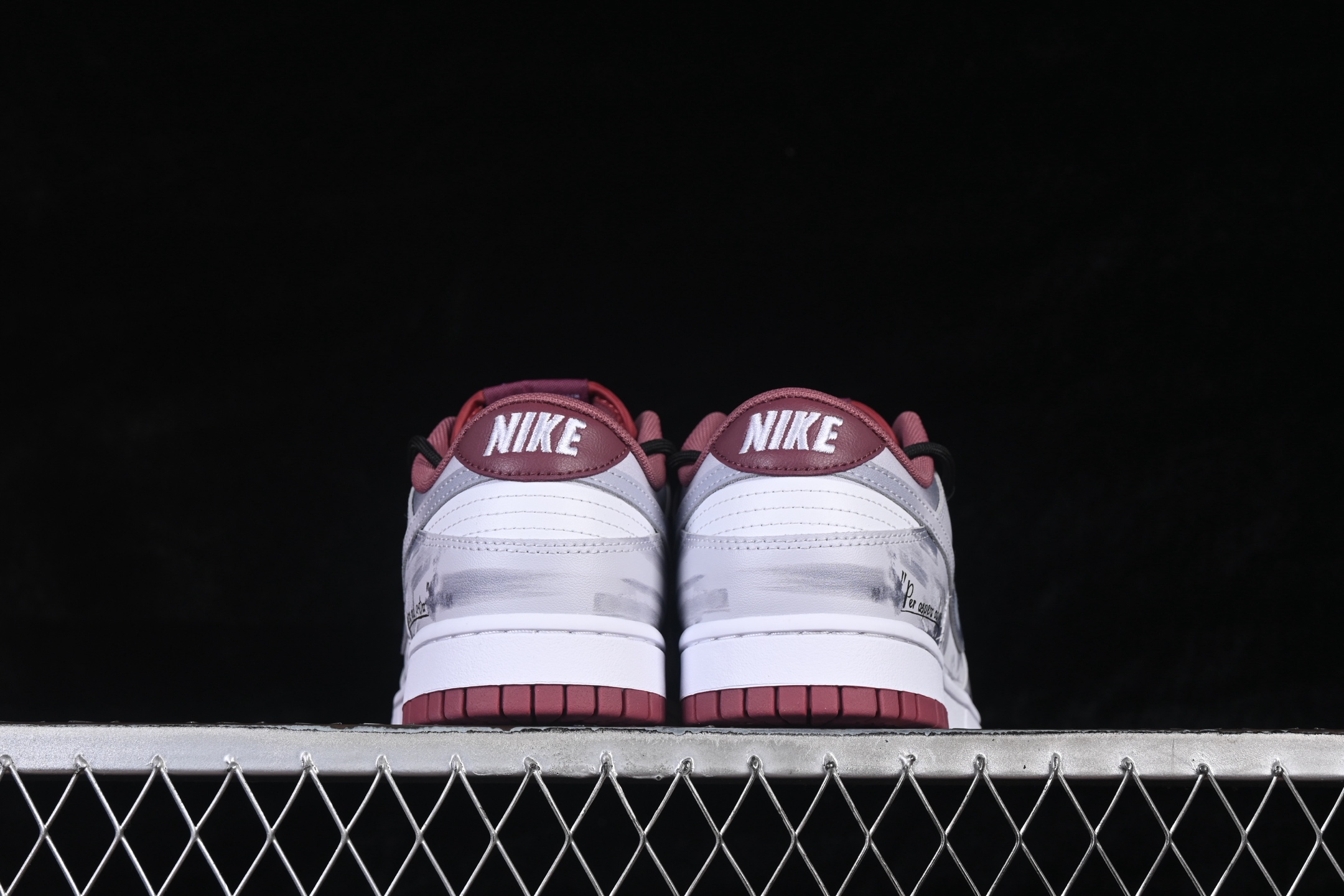 💰280公司级💰360纯原
 Nike SB Dunk Low 绑带 周年高端定制 低帮休闲板鞋 DV0833-112
#定制鞋盒 大厂纯原品质出货 超高清洁度 皮料切割干净无任何毛边 细节完美 
尺码：40 40.5 41 42 42.5 43 44 44.5 45 46 9.E5