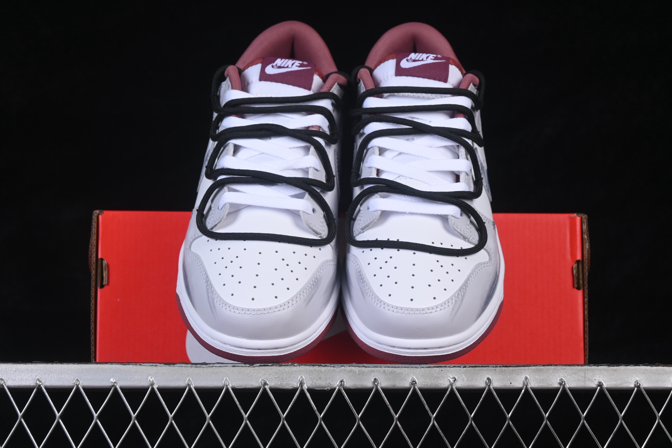 💰280公司级💰360纯原
 Nike SB Dunk Low 绑带 周年高端定制 低帮休闲板鞋 DV0833-112
#定制鞋盒 大厂纯原品质出货 超高清洁度 皮料切割干净无任何毛边 细节完美 
尺码：40 40.5 41 42 42.5 43 44 44.5 45 46 9.E5