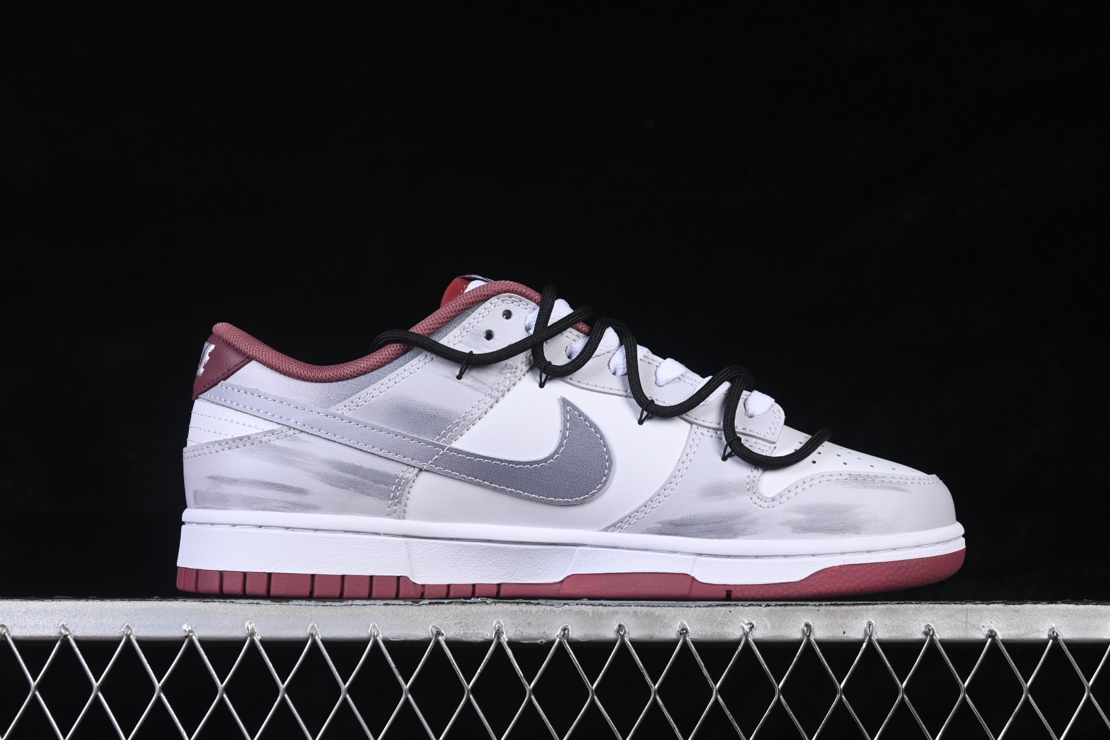 💰280公司级💰360纯原
 Nike SB Dunk Low 绑带 周年高端定制 低帮休闲板鞋 DV0833-112
#定制鞋盒 大厂纯原品质出货 超高清洁度 皮料切割干净无任何毛边 细节完美 
尺码：40 40.5 41 42 42.5 43 44 44.5 45 46 9.E5