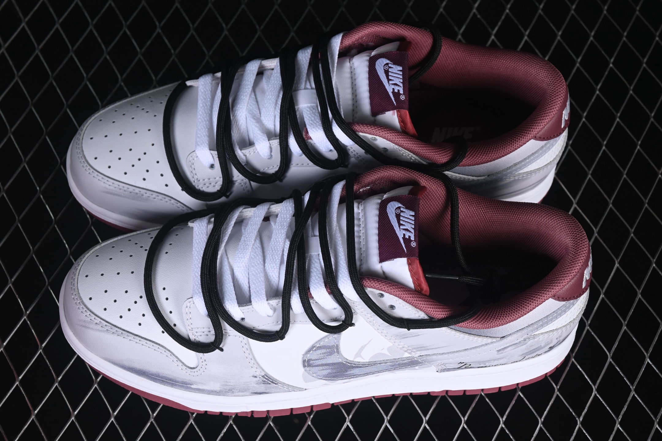 💰280公司级💰360纯原
 Nike SB Dunk Low 绑带 周年高端定制 低帮休闲板鞋 DV0833-112
#定制鞋盒 大厂纯原品质出货 超高清洁度 皮料切割干净无任何毛边 细节完美 
尺码：40 40.5 41 42 42.5 43 44 44.5 45 46 9.E5