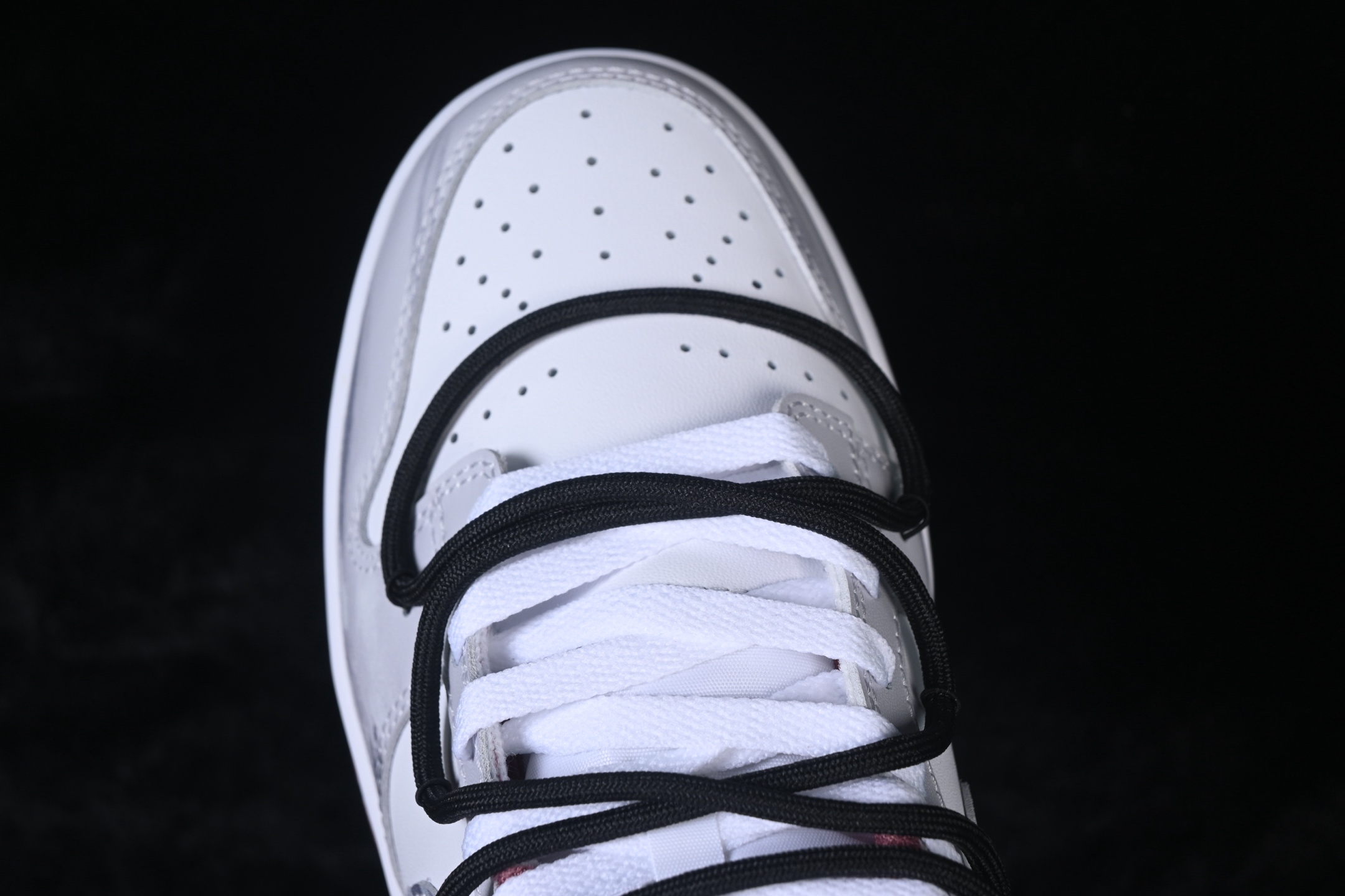 💰280公司级💰360纯原
 Nike SB Dunk Low 绑带 周年高端定制 低帮休闲板鞋 DV0833-112
#定制鞋盒 大厂纯原品质出货 超高清洁度 皮料切割干净无任何毛边 细节完美 
尺码：40 40.5 41 42 42.5 43 44 44.5 45 46 9.E5