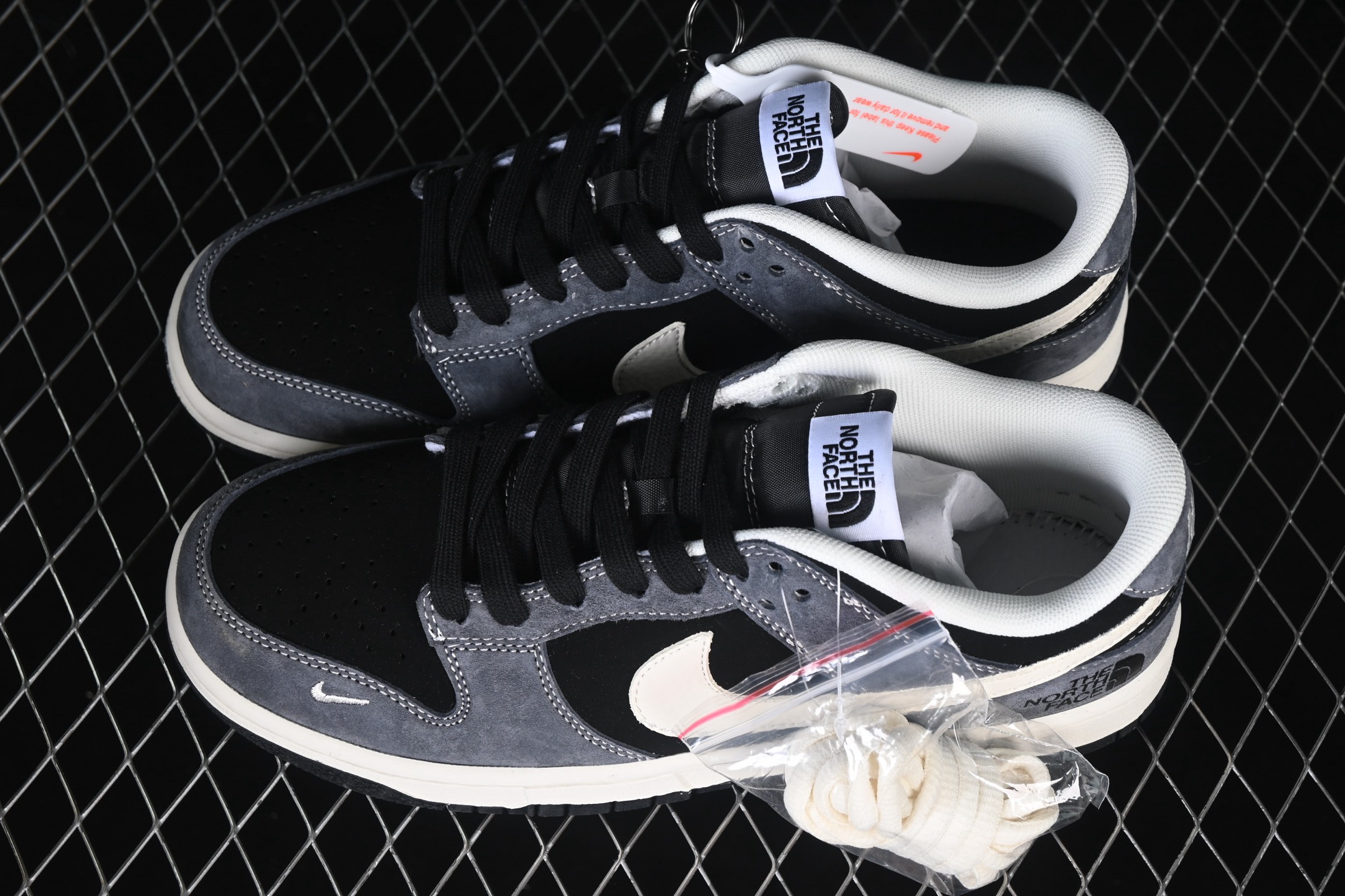 💰280公司级💰360纯原
Nike SB Dunk Low 北面联名 灰黑猪八革 周年高端定制 低帮休闲板鞋 DN3168-006
#定制鞋盒 大厂纯原品质出货 超高清洁度 皮料切割干净无任何毛边 细节完美 
尺码：36 36.5 37.5 38 38.5 39 40 40.5 41 42 42.5 43 44 44.5 45 9.E5