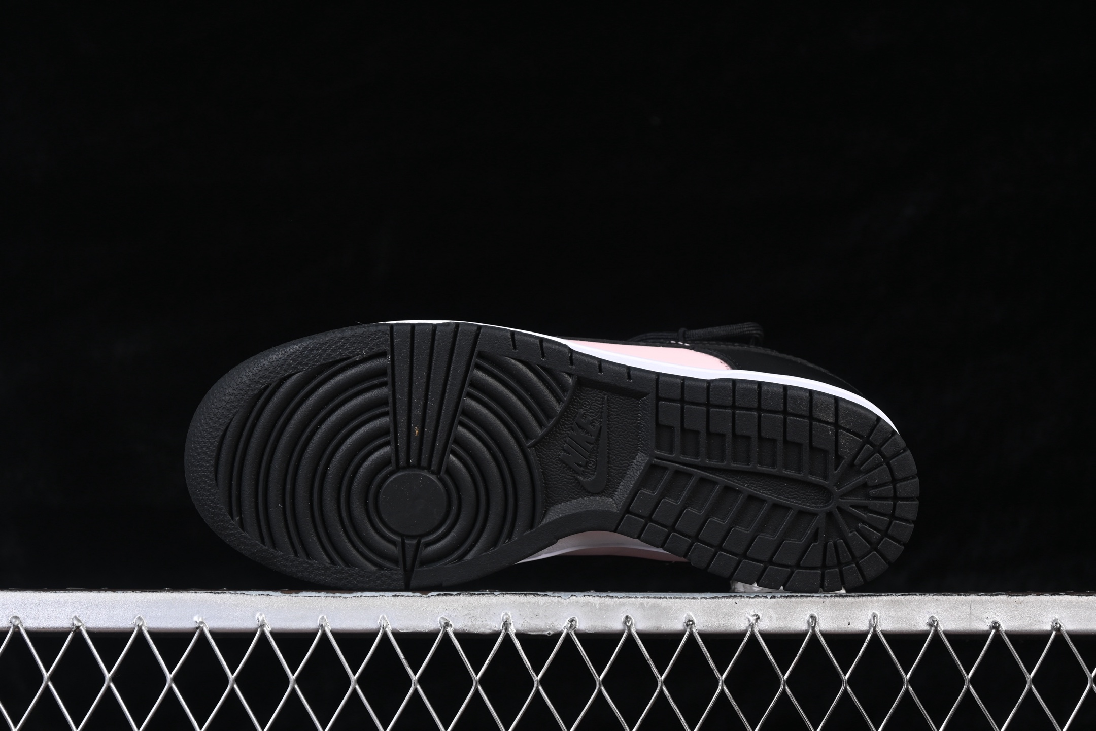 💰260公司级💰360纯原
 Nike SB Dunk Low 黑粉 绑带 低帮休闲板鞋 CW1590-100
尺码：35.5 36 36.5 37.5 38 38.5 39 40 40.5 41 AJD4