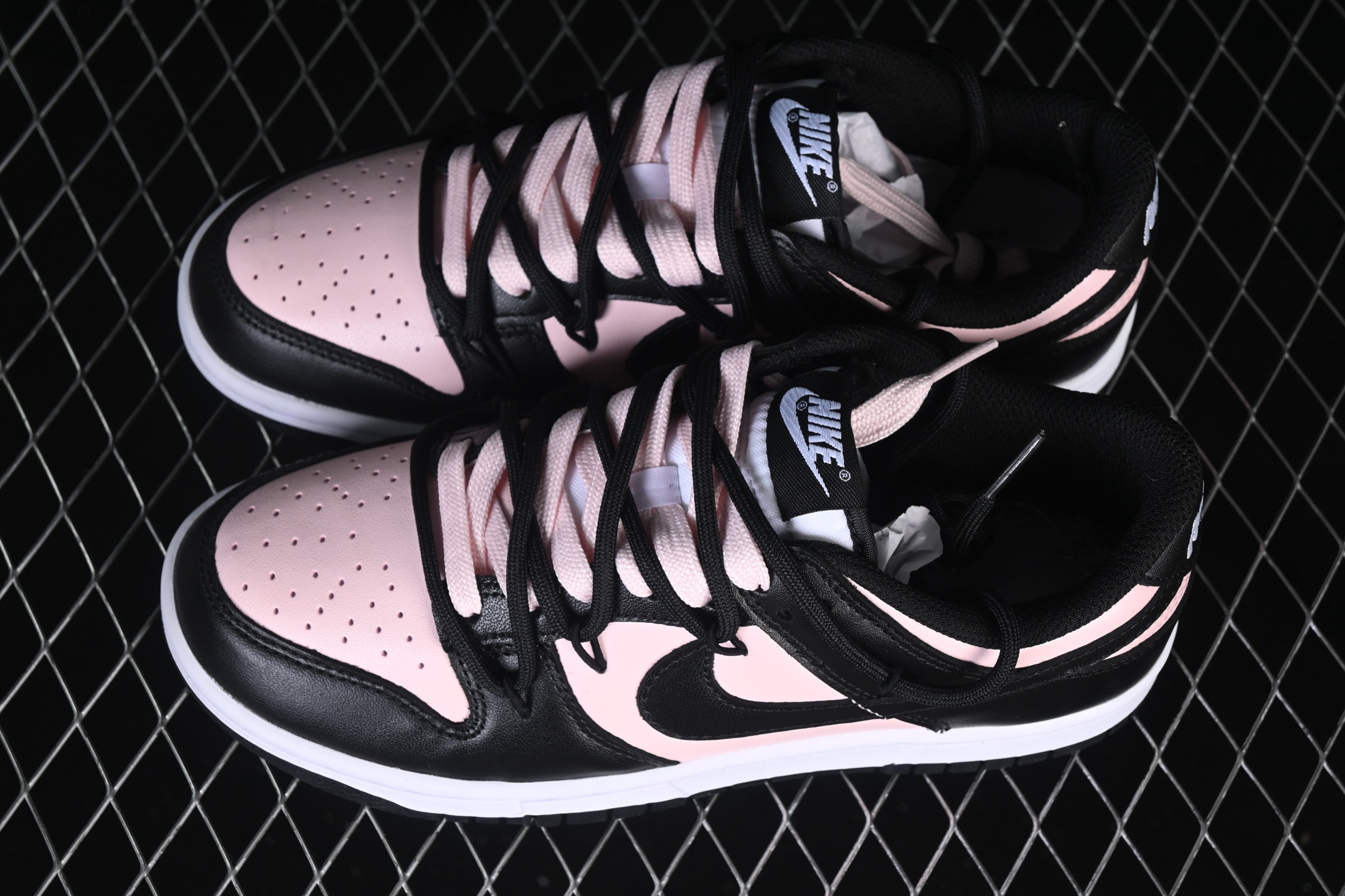 💰260公司级💰360纯原
 Nike SB Dunk Low 黑粉 绑带 低帮休闲板鞋 CW1590-100
尺码：35.5 36 36.5 37.5 38 38.5 39 40 40.5 41 AJD4