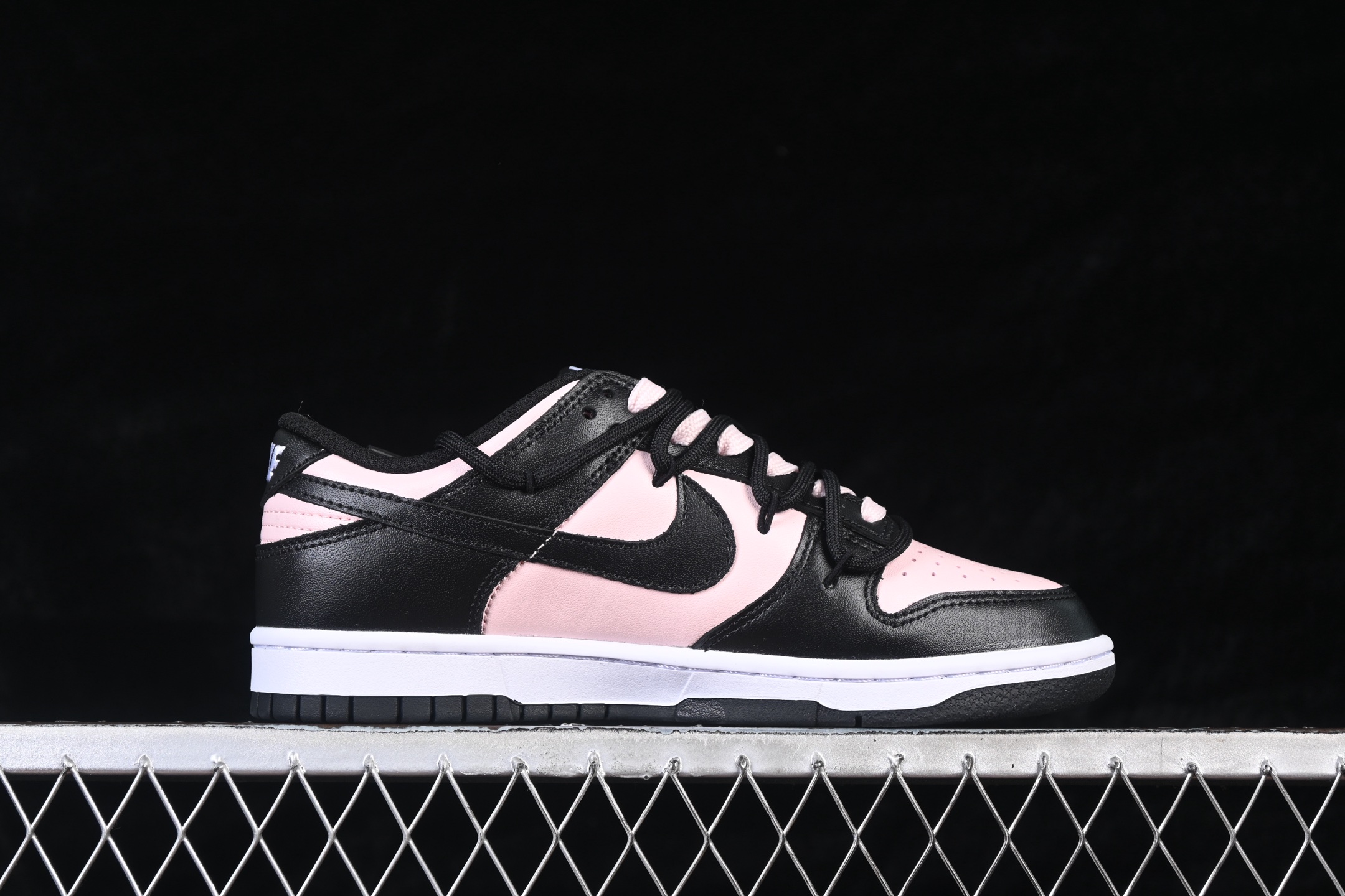 💰260公司级💰360纯原
 Nike SB Dunk Low 黑粉 绑带 低帮休闲板鞋 CW1590-100
尺码：35.5 36 36.5 37.5 38 38.5 39 40 40.5 41 AJD4