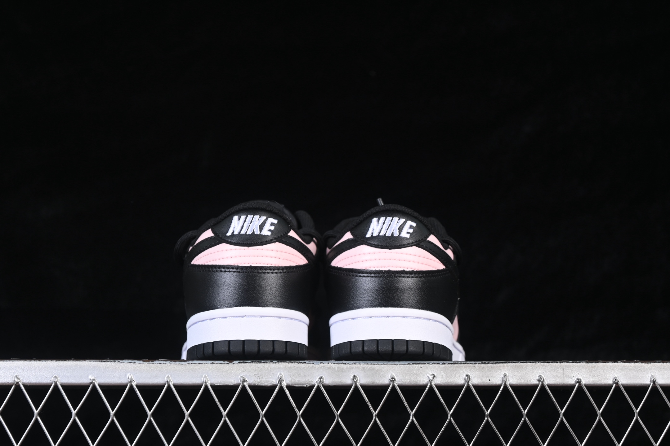 💰260公司级💰360纯原
 Nike SB Dunk Low 黑粉 绑带 低帮休闲板鞋 CW1590-100
尺码：35.5 36 36.5 37.5 38 38.5 39 40 40.5 41 AJD4