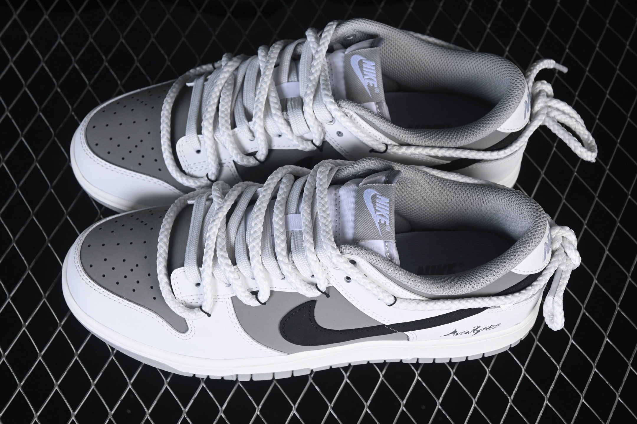 💰280公司级💰360纯原
Nike SB Dunk Low 绑带 周年高端定制 低帮休闲板鞋 WG0510-061
#定制鞋盒 大厂纯原品质出货 超高清洁度 皮料切割干净无任何毛边 细节完美 
尺码：40 40.5 41 42 42.5 43 44 44.5 45 46 9.E5