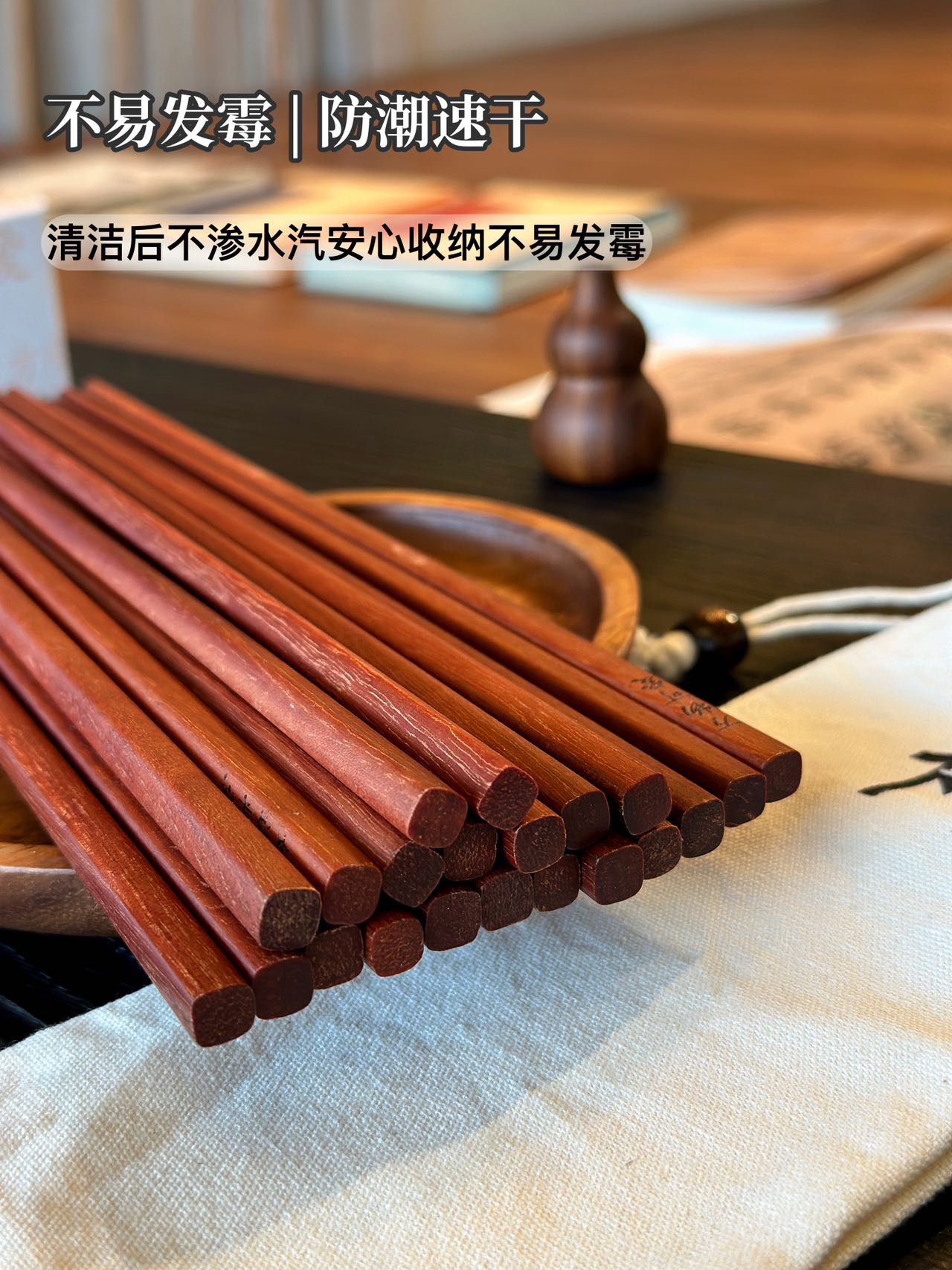 原木清新，淡淡木头清香纯天然，无漆无蜡，入口安心经典的中式筷子设计，一头圆、一头方圆的象征天，方的象征地，对应天圆地方!既保证了握着舒适有让您轻 3