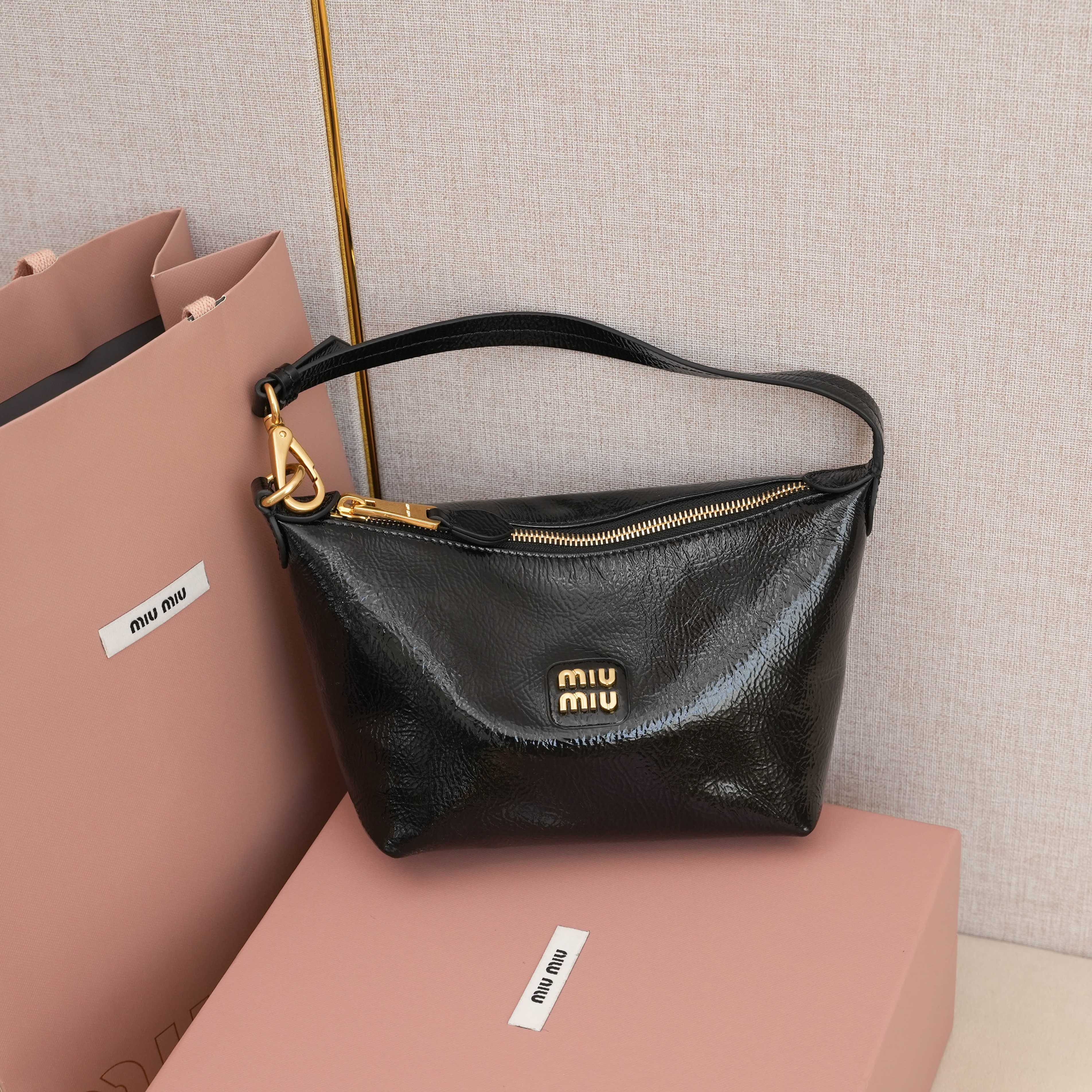 Miu Miu Style Leather Bag style reference detail image 3 from source 719347