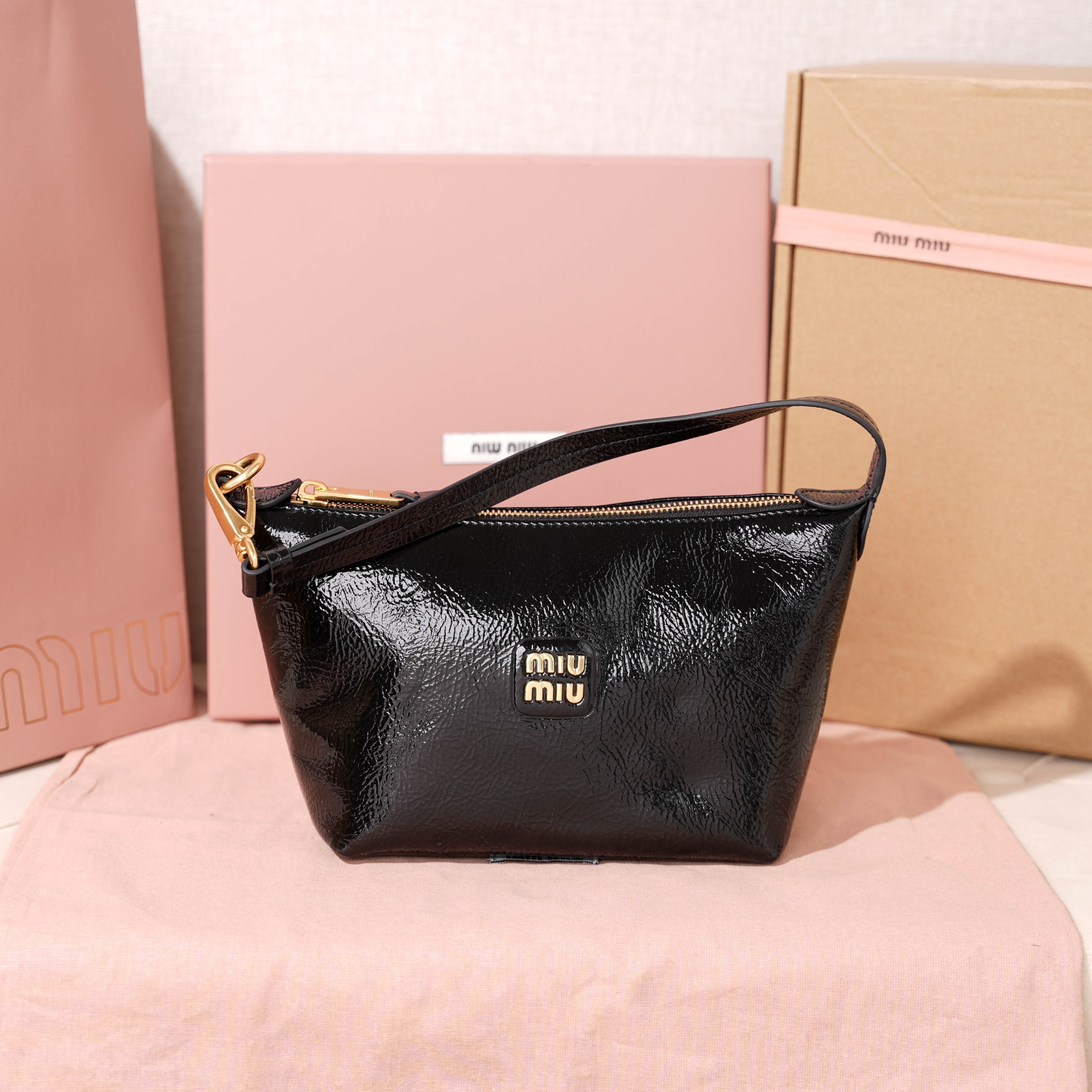 NO:581839,5NE841, new waxed patent leather lunch box bag, unique ice crack texture, iconic Miu logo on the front, cotton lining, ultra-light, large capacity, looks good with any combination, suitable for all seasons, size bottom length 19cm, opening width 25.5cm, height 14cm, bottom width 10cm, MIUMIU, miumiu198609095NE841,新品油蜡漆皮饭盒包,独特的冰裂纹理,正面标志性 Miu金额logo,棉布内里,超轻,容量大,怎么搭都好看,一年四季都适用,尺寸底长19cm,开口宽25.5cm,高14cm,底部宽10cm,MIUMIU,miumiu,Bag
