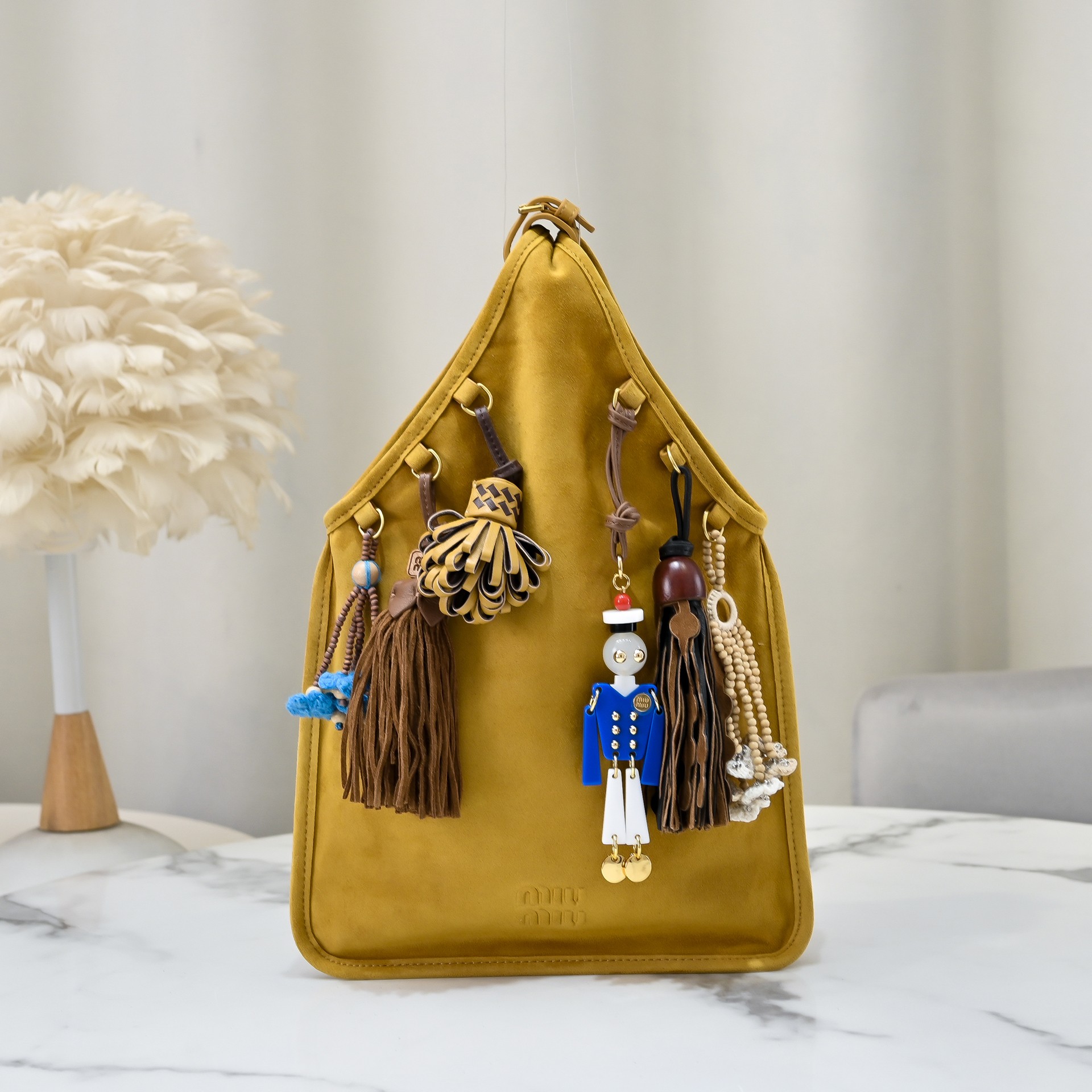 NO:584446,25ss limited show suede pendant bag No.: 5BA295Miu suede sheepskin tassel handbag ~ miu design is interpreted from the perspective of lifestyle, presenting creative items. Soft suede leather enriches unique and accessories combinations through pendants to create exclusive summer style in minutes. Super Q miu can always come up with new tricks, very popular! The retro inspiration of this bag is enhanced by soft suede leather, enriched with unique accessories and decorative combinations through tassels and front loops. Size: W24 × H37cm, MIUMIU, miumiu, sheepskin, chamois leather1986090925ss限量秀款麂皮挂件包 編號:5BA295Miu 绒面羊皮革流苏手提包～miu设计以在生活方式的视角演绎 呈现创意单品 柔软绒面皮革 通过挂件丰富独特和配饰组合 分钟打造专属夏日风格 超Q miu总是能出新花样 很稀饭 ！ 这款包的复古灵感通过柔软的纣面皮革得到提升,并通过流苏和前环丰富了独特货配饰和装饰组合. 尺寸:W24×H37cm,MIUMIU,miumiu,sheepskin,chamois leather,Bag