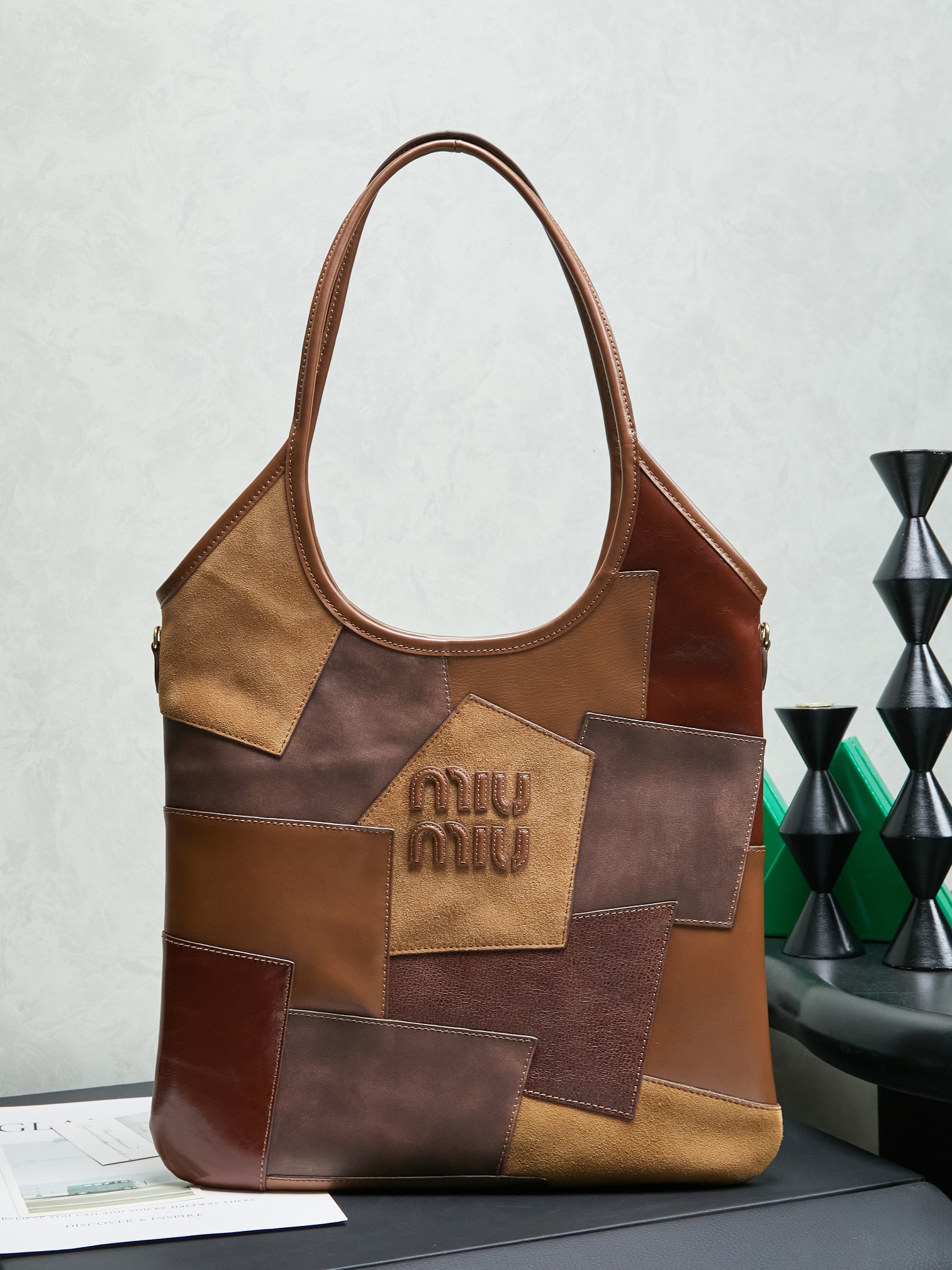 NO:584484,5BG231, Miu's new Isetan limited edition tote bag, is handmade and spliced with a variety of leathers. The bold and innovative design perfectly interprets  Miu is eclectic and has a casual and inclusive attitude towards life. It is definitely a popular style this year. Top-grade imported calfskin, high-end texture, soft but not collapsed, casual and lazy temperament, large capacity, 100% return rate when carrying it on the street every day. Hand-sewn leather logo logo, brand new linen inside, with zipper pocket, size 35 X 40Cm, with original packaging,, MIUMIU, miumiu, totes, cowhide198609095BG231,Miu家新款伊势丹限定托特包,重手工制作,多种皮质拼接而成,大胆创新的设计完美诠释了 Miu不拘一格,潇洒随意包容的人生态度,今年绝对爆款式,顶级进口小牛皮,质感高级,包身软而不塌,气质随性慵懒,容量超大,日常出街背它回头率百分百,手工缝制皮面Logo标志,内里全新麻布里,配拉链式口袋,尺寸35 X 40Cm,配原版包装,,MIUMIU,miumiu,totes,cowhide,Bag