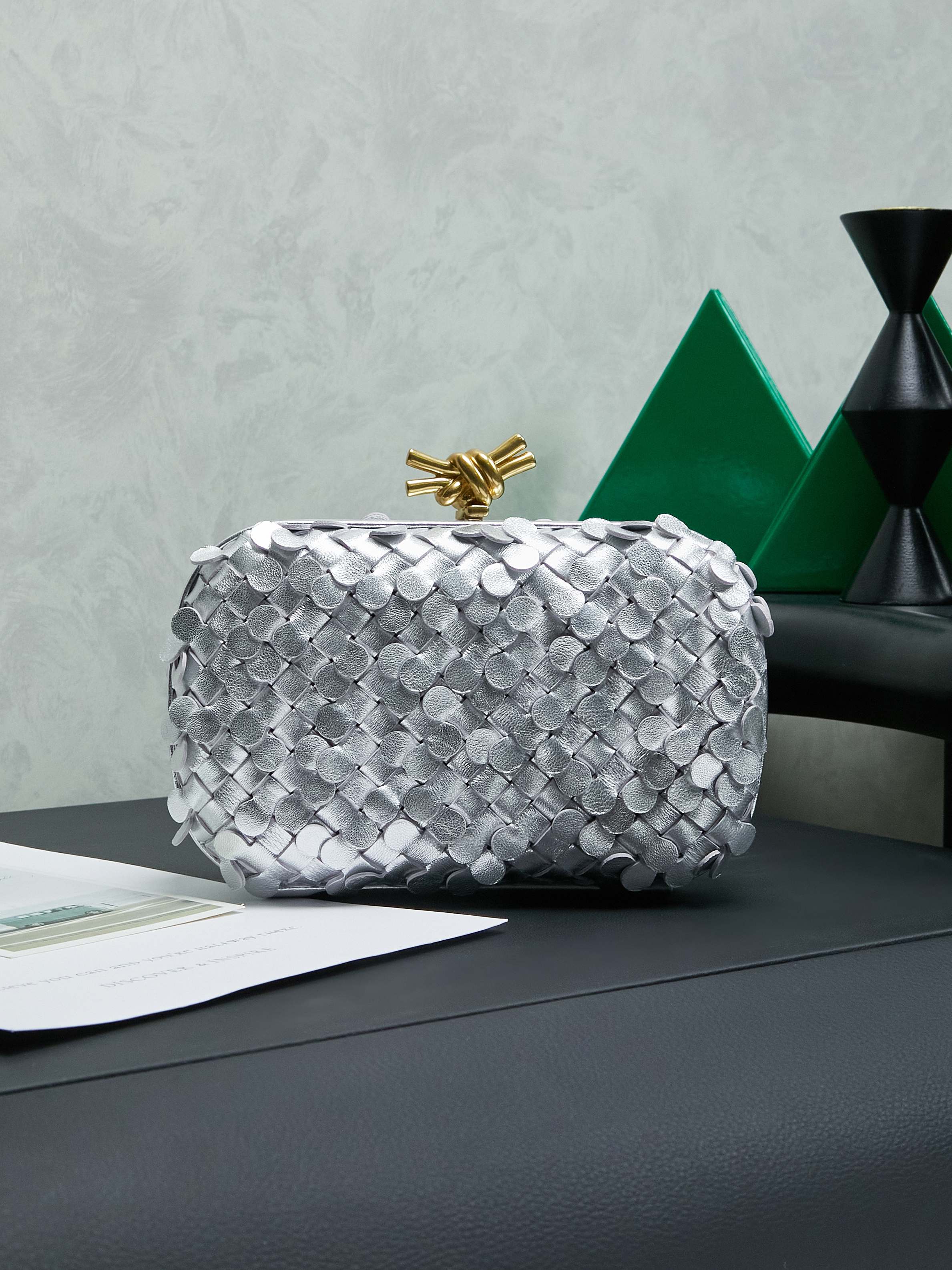 🔥🔥🔥Bottega Veneta's 24 spring fashionable petal woven evening bag has no logo and is also shining. The color of this evening bag is gorgeous and eye-catching, and the forging of petal craftsmanship reveals the prosperity of spring. Original leather➕stainless steel hardware➕24k real gold plating➕all handmade
Anyone who knows the history of our brand should have heard that the knot is
A story about Bottega Veneta, which is also one of the more important models with perfect design.
Style number: 717622.
Dimensions: 20.5x6x12.5.