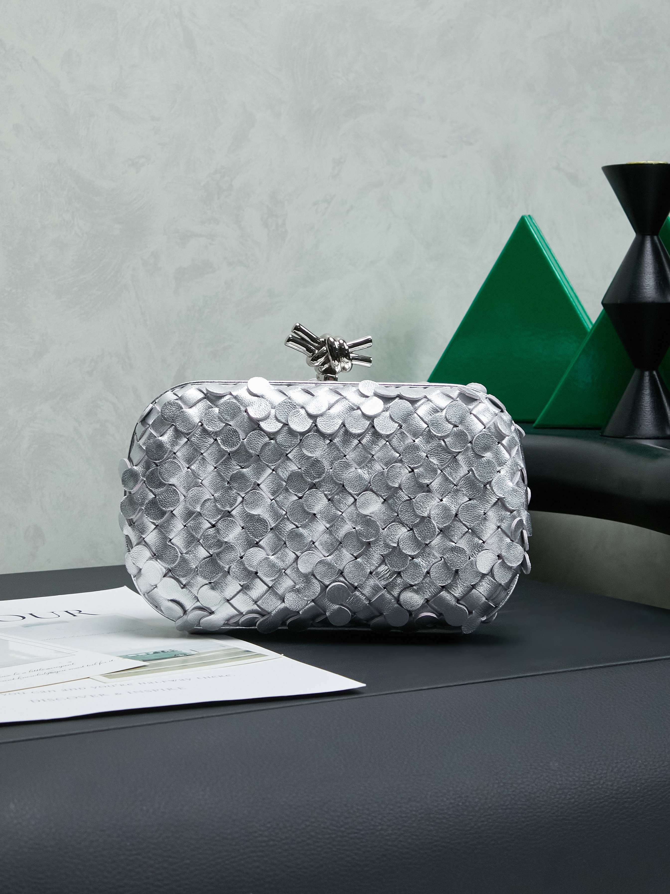 🔥🔥🔥BV Knot |The classic return of the evening bag Original leather➕stainless steel hardware➕24k real gold plating➕all handmade
Anyone who knows the history of our brand should have heard that the knot is
A story about Bottega Veneta is also one of the more important design elements.
✨✨Matthieu Blazy’s work this season sublimates Knot’s classics, with a new knot design and a woven shoulder strap, plus Fouland Intreccio’s weaving technology, adding some fashion to the retro and nostalgic feel of the past.
Style number: 717622.
Dimensions: 20.5x6x12.5.