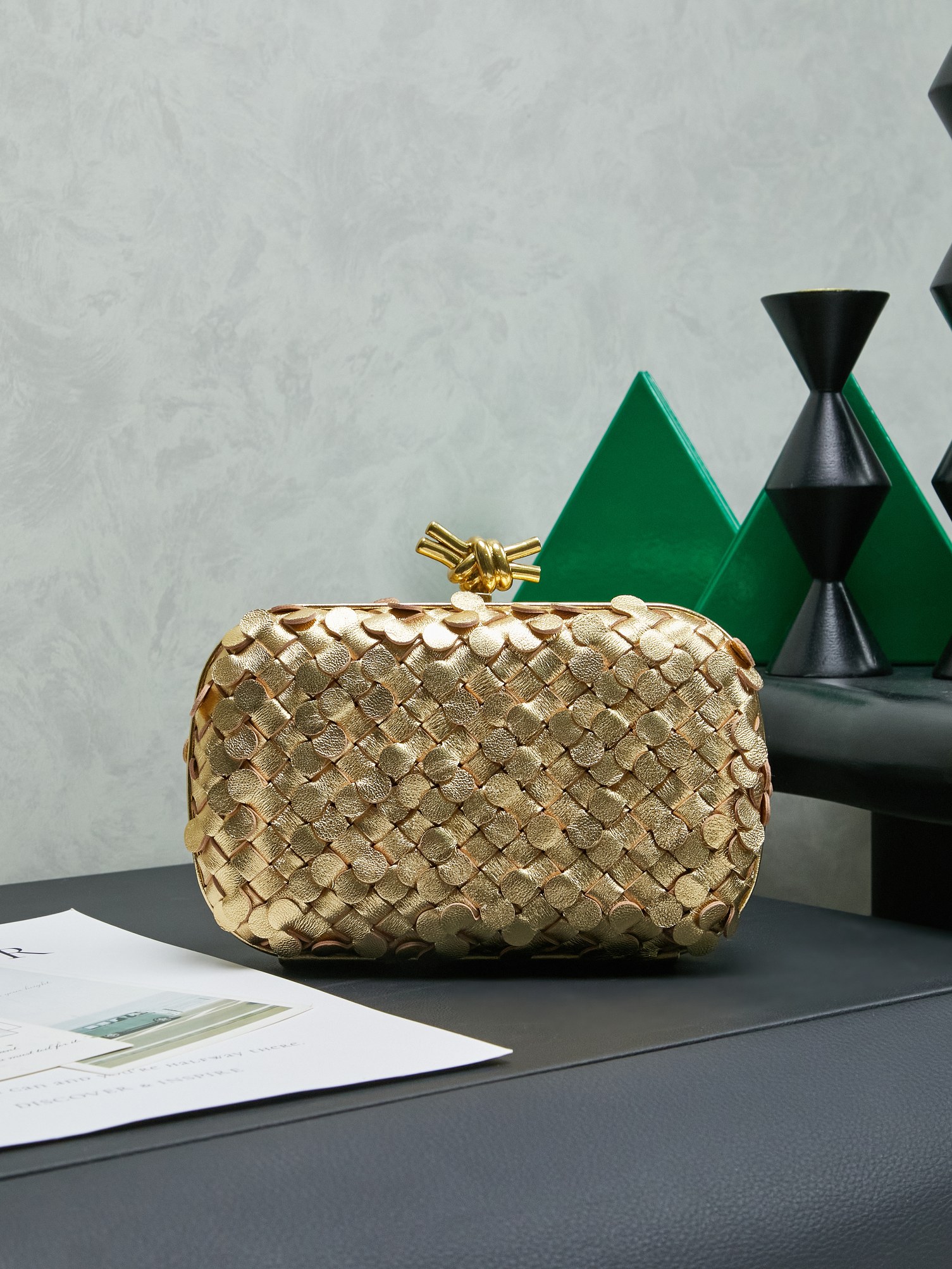 🔥🔥🔥BV Knot |The classic return of the evening bag Original leather➕stainless steel hardware➕24k real gold plating➕all handmade
Anyone who knows the history of our brand should have heard that the knot is
A story about Bottega Veneta is also one of the more important design elements.
✨✨Matthieu Blazy’s work this season sublimates Knot’s classics, with a new knot design and a woven shoulder strap, plus Fouland Intreccio’s weaving technology, adding some fashion to the retro and nostalgic feel of the past.
Style number: 717622.
Dimensions: 20.5x6x12.5.
