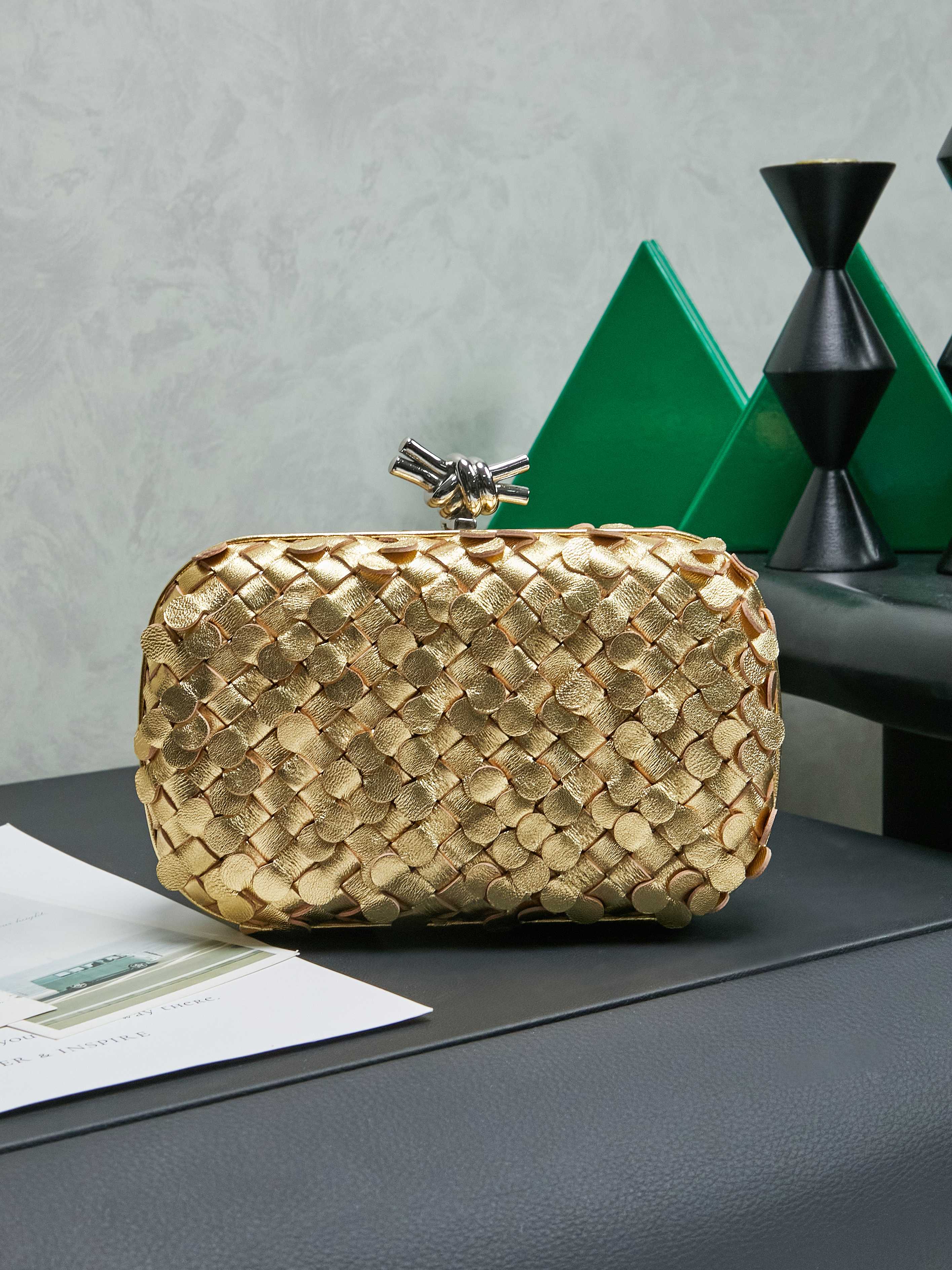 🔥🔥🔥BV Knot |The classic return of the evening bag Original leather➕stainless steel hardware➕24k real gold plating➕all handmade
Anyone who knows the history of our brand should have heard that the knot is
A story about Bottega Veneta is also one of the more important design elements.
✨✨Matthieu Blazy’s work this season sublimates Knot’s classics, with a new knot design and a woven shoulder strap, plus Fouland Intreccio’s weaving technology, adding some fashion to the retro and nostalgic feel of the past.
Style number: 717622.
Dimensions: 20.5x6x12.5.