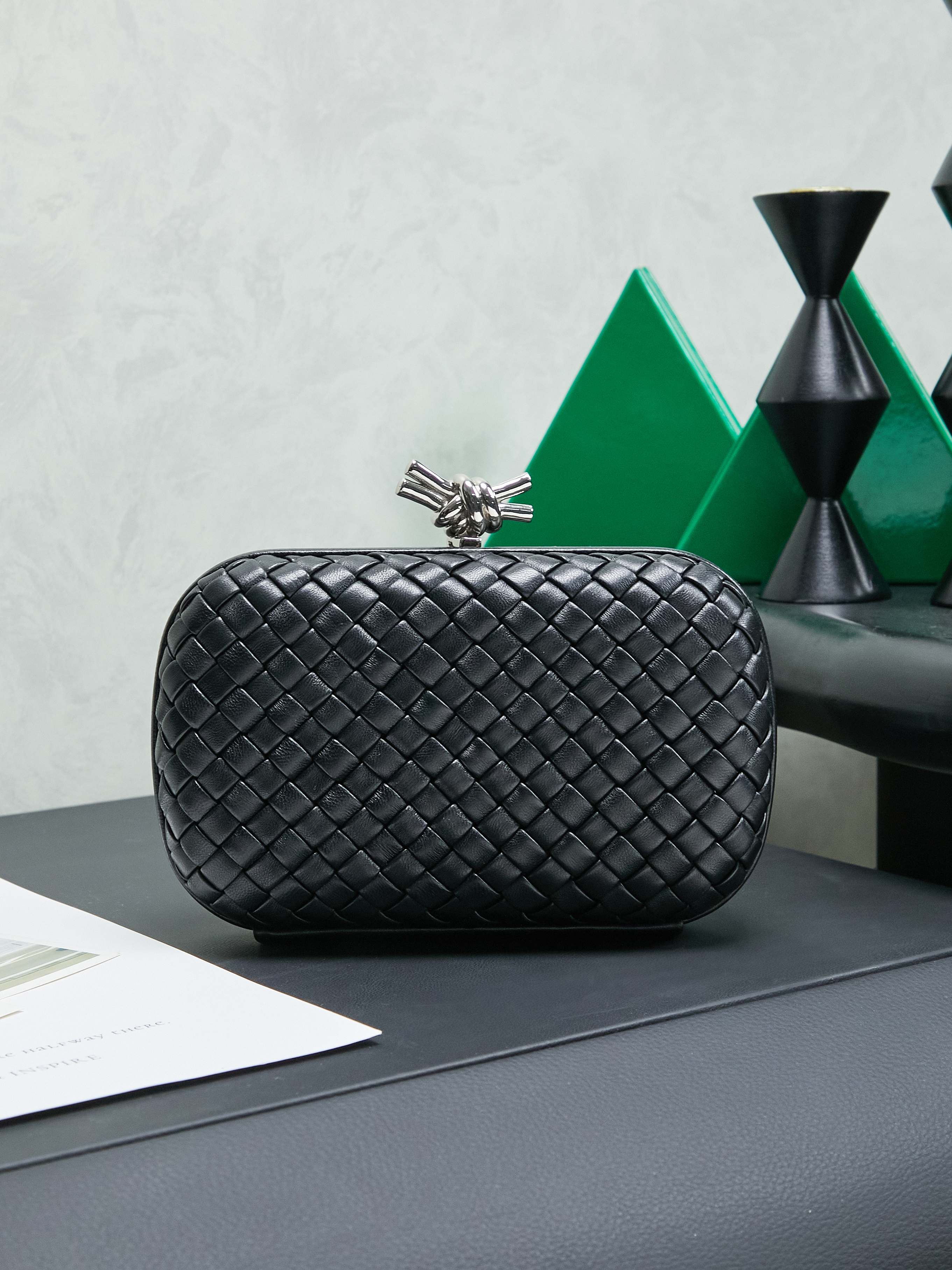 🔥🔥🔥BV Knot |The classic return of the evening bag Original leather➕stainless steel hardware➕24k real gold plating➕all handmade
Anyone who knows the history of our brand should have heard that the knot is
A story about Bottega Veneta is also one of the more important design elements.
✨✨Matthieu Blazy’s work this season sublimates Knot’s classics, with a new knot design and a woven shoulder strap, plus Fouland Intreccio’s weaving technology, adding some fashion to the retro and nostalgic feel of the past.
Style number: 717622.
Dimensions: 20.5x6x12.5.