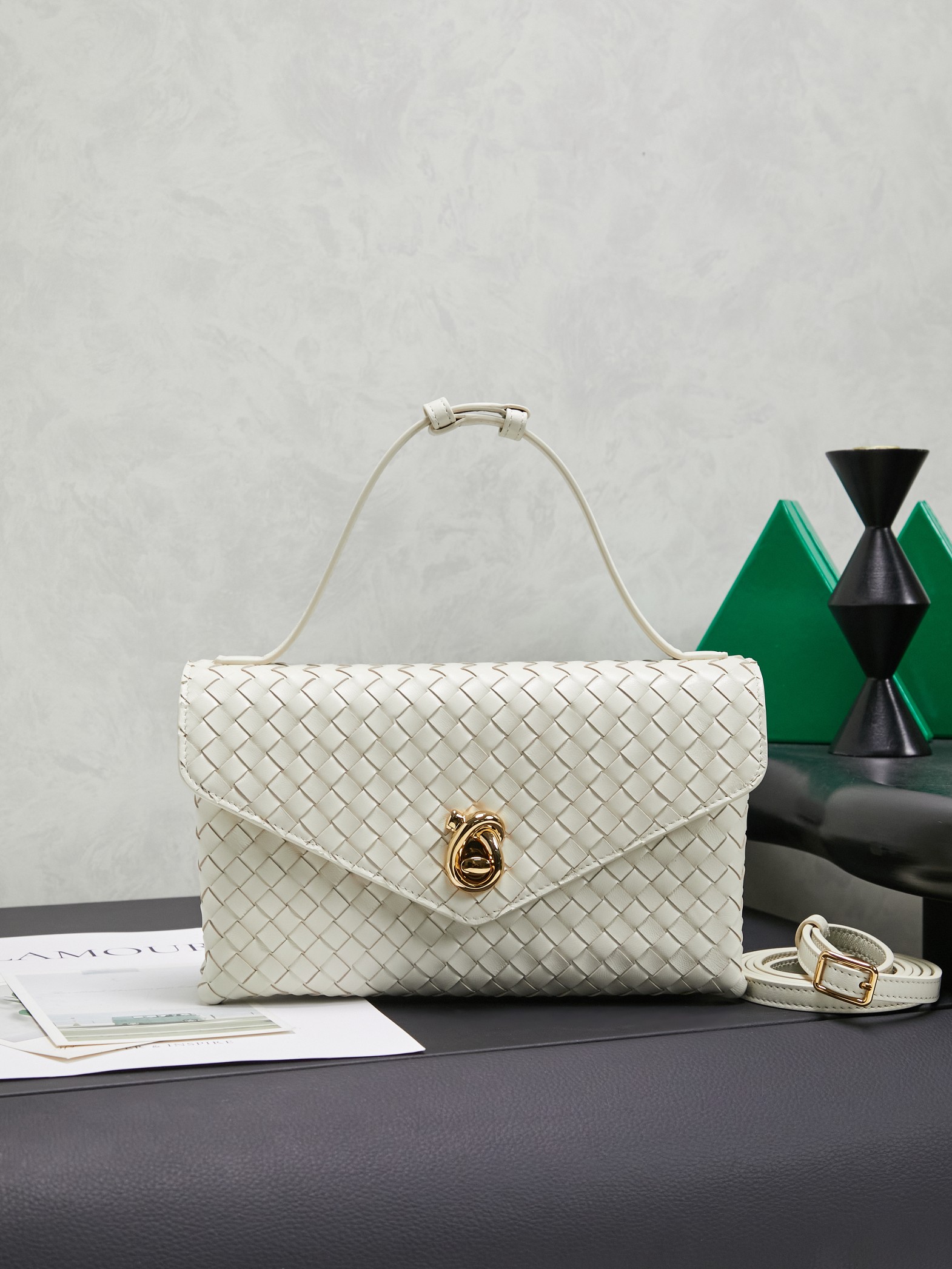 BOTTEGA VENETA's 2025 new product KNOT LOCK crossbody bag subverts the rigid lines of traditional tote bags and uses drapey leather to create a breathing three-dimensional silhouette. It has compartments and multiple card slots inside, making it a versatile commuter bag that can be used in various occasions. The details are full of exquisiteness, the casual retro color tone, and the upper body are full of elegance. Whether you are commuting or going out on the street, you can easily hold it. The two carrying methods of hand-carrying and long shoulder strap are very practical! At the same time, the shoulder strap is detachable, suitable for various dressing styles~ Whether it is a dinner party or daily commuting, it can be easily controlled and becomes your versatile tool❤️
Style number: 817191
Size: 25*16*5.5cm