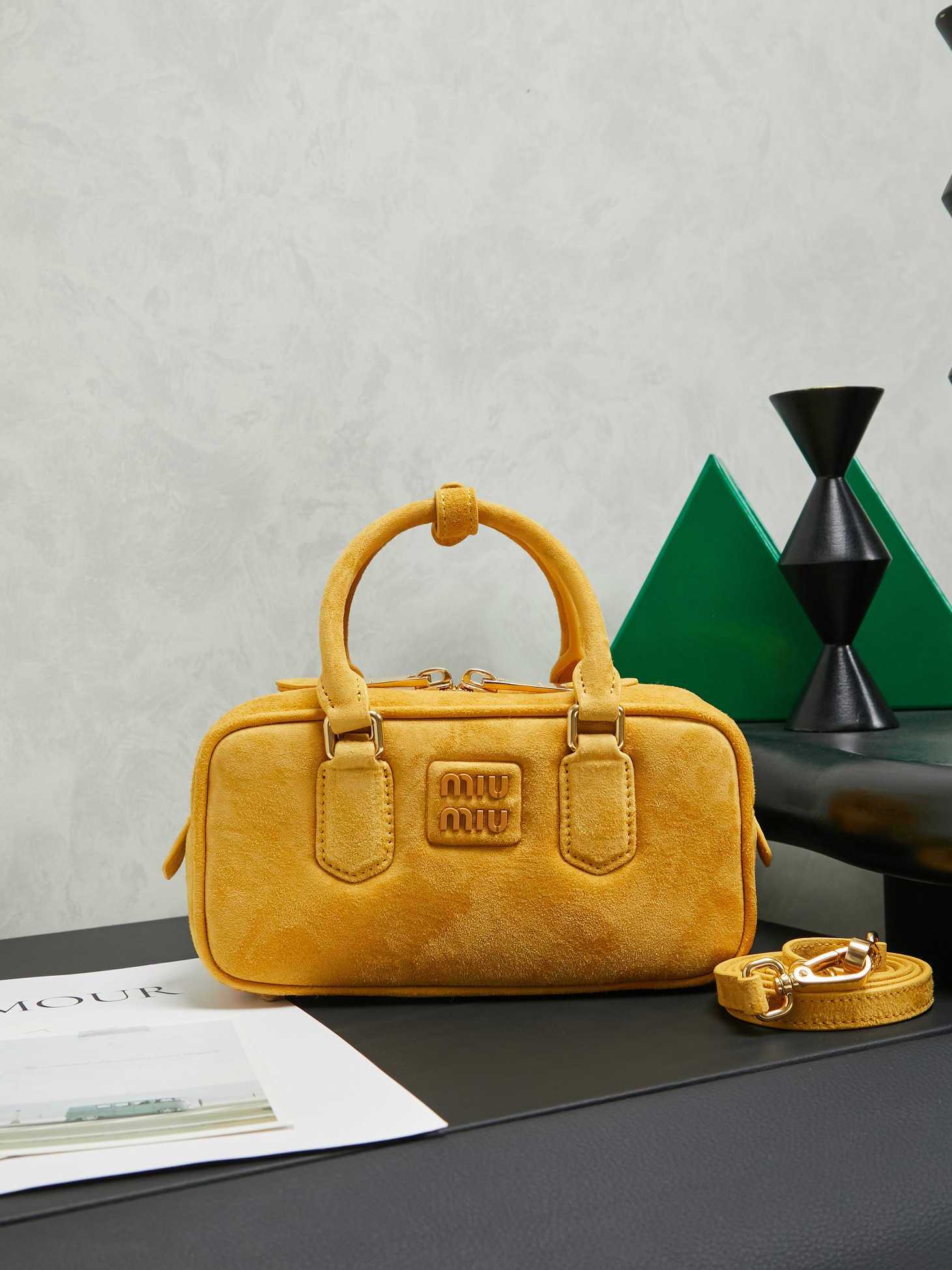 NO:584501,5BB142, Miu's new bowling bag, a popular suede leather element this autumn and winter, top-grade suede calfskin, exquisite three-dimensional body, front lettering logo echoes the color of the leather, detachable and adjustable long leather shoulder strap, new canvas lining, zippered pocket, same style for many celebrity internet celebrities, size 22X10.5X7.5Cm, with original packaging, MIUMIU, miumiu, cowhide198609095BB142,Miu家新款保龄球包包,火爆这个秋冬的麂绒皮元素,顶级头层麂绒小牛皮,包身精致立体有型,正面刻字徽标与皮革颜色相呼应,可拆卸可调节皮革长肩带,全新帆布衬里,配拉链式口袋,众多明星网红同款,尺寸22X10.5X7.5Cm,配原版包装,MIUMIU,miumiu,cowhide,Bag